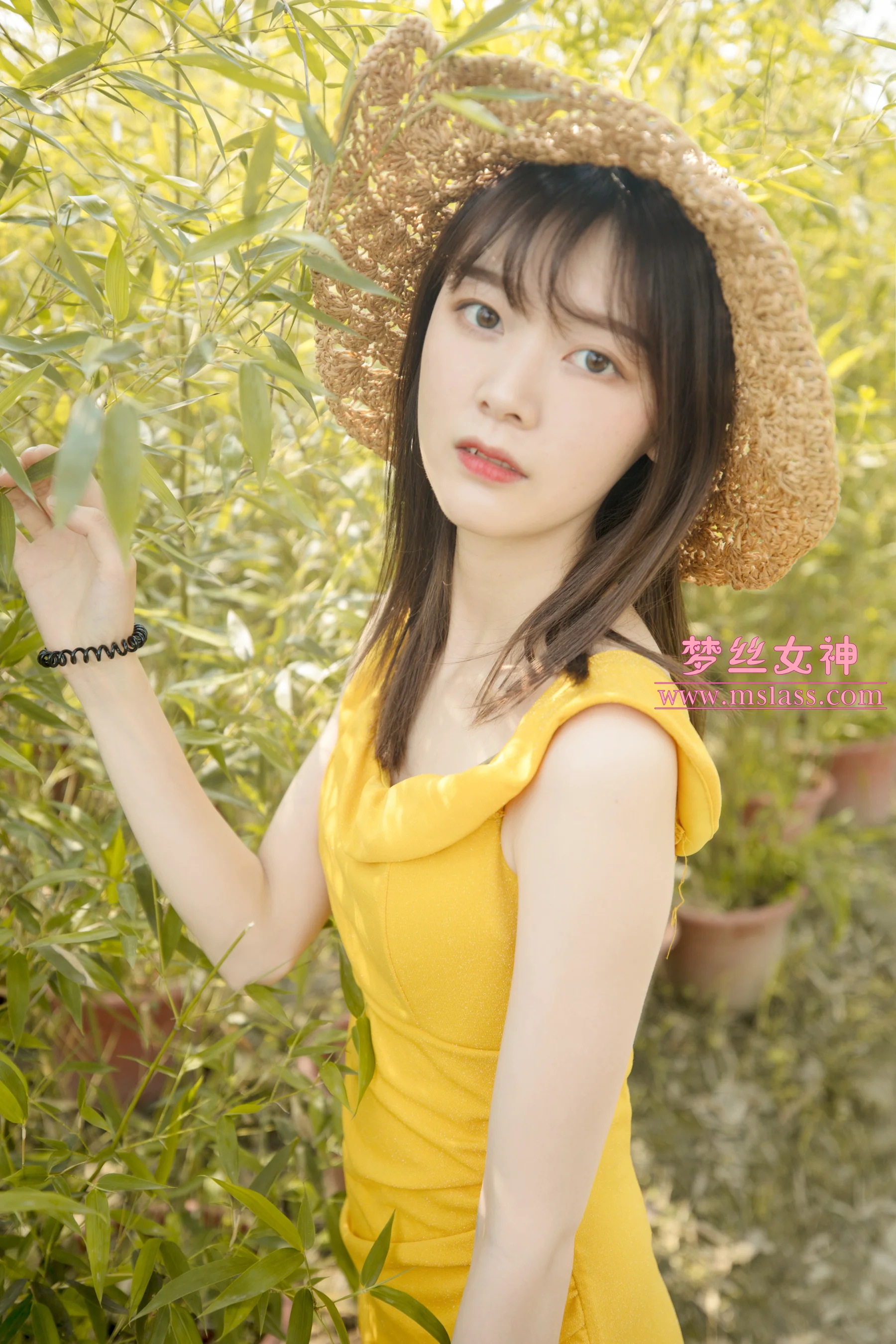 [MSLASS梦丝女神] No.030 张思敏 甜甜的丝袜美腿 - 爱照片