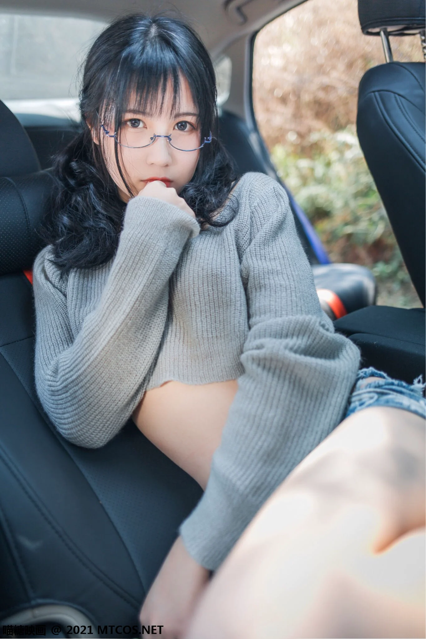[喵糖映画] VOL.369 车内女郎 写真套图 - 爱照片