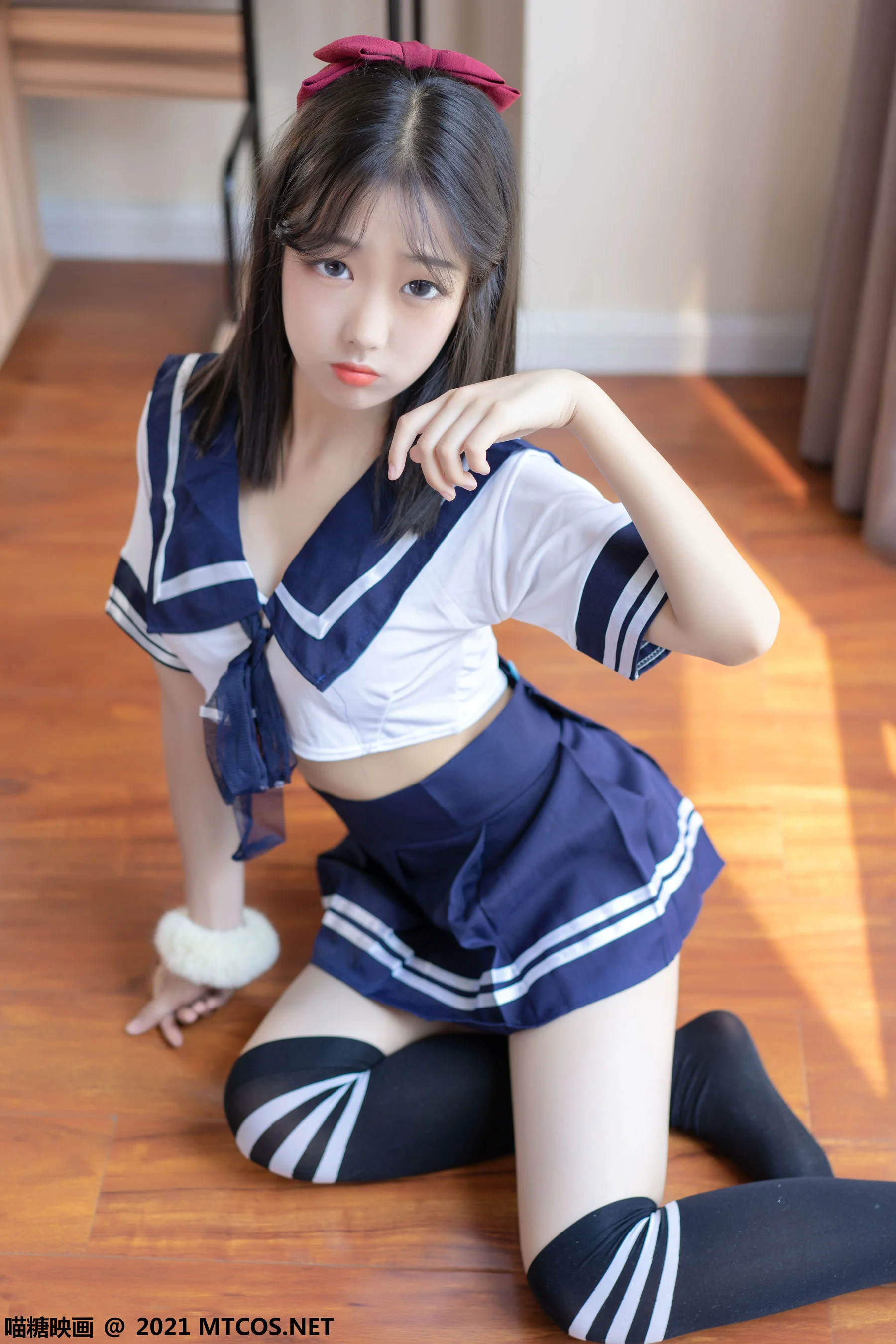 [喵糖映画] VOL.392 水手裙学妹 写真套图 - 爱照片