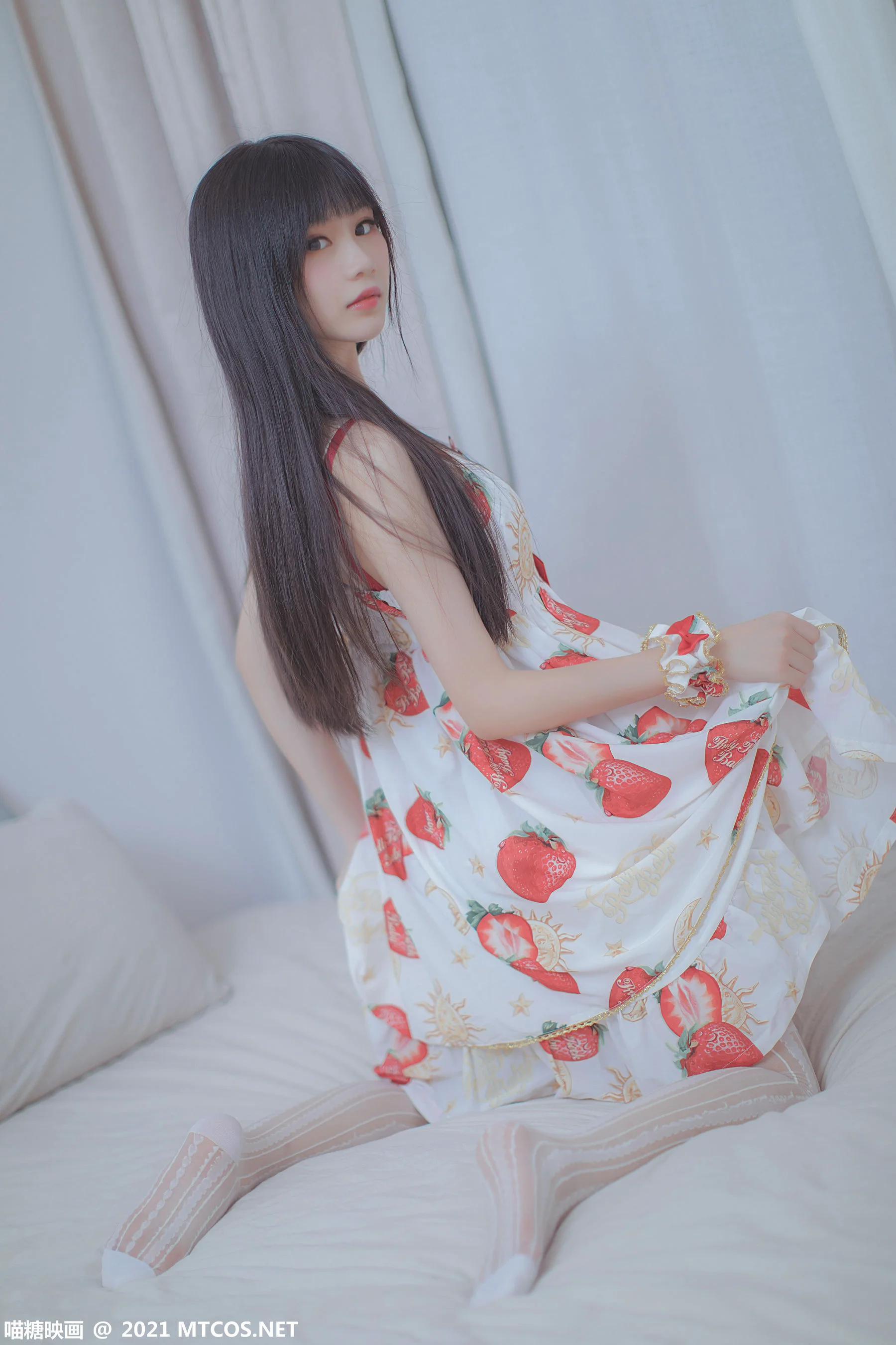 [喵糖映画] VOL.407 草莓小裙子 写真套图 - 爱照片