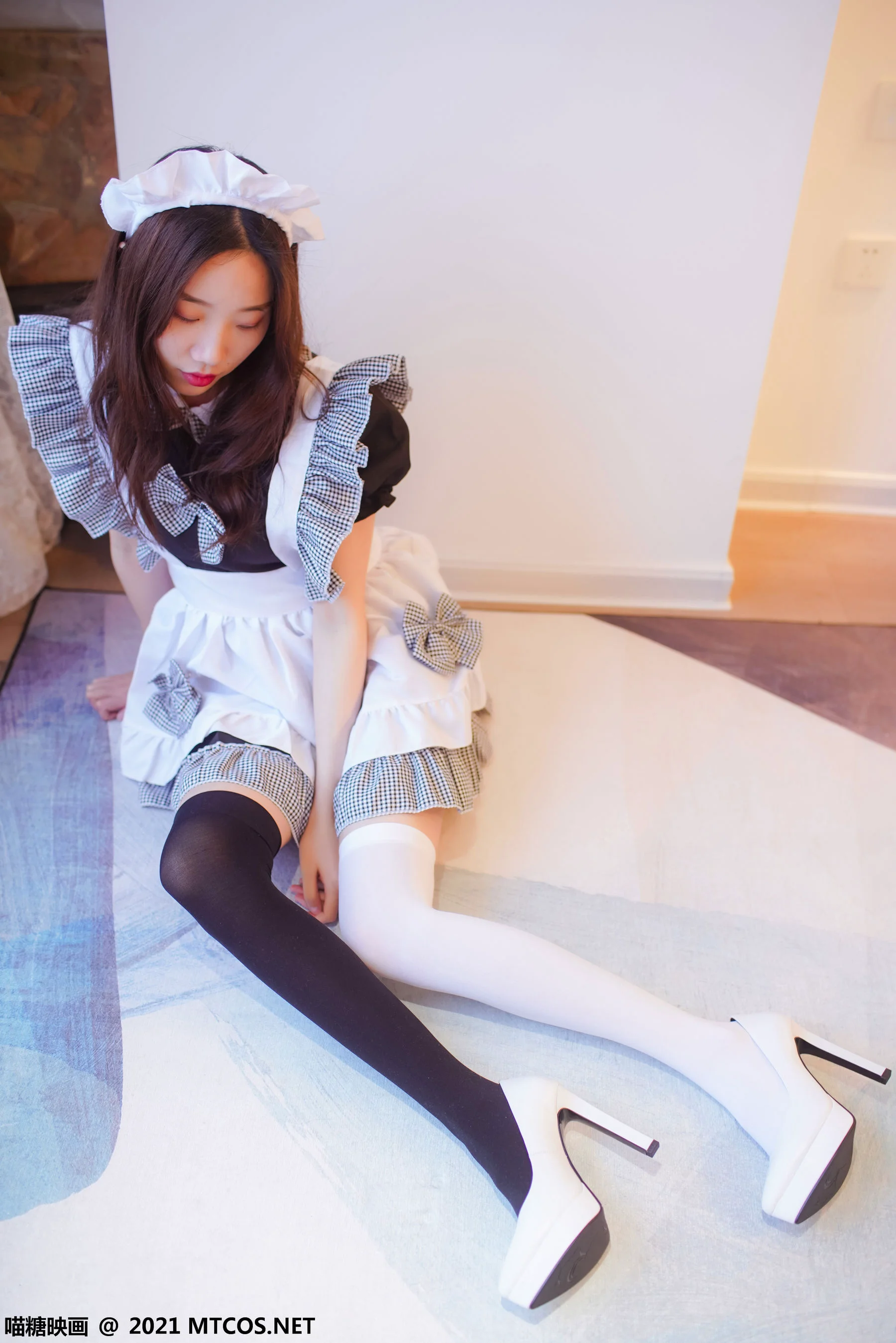 [喵糖映画] VOL.416 黑白女仆 写真套图 - 爱照片