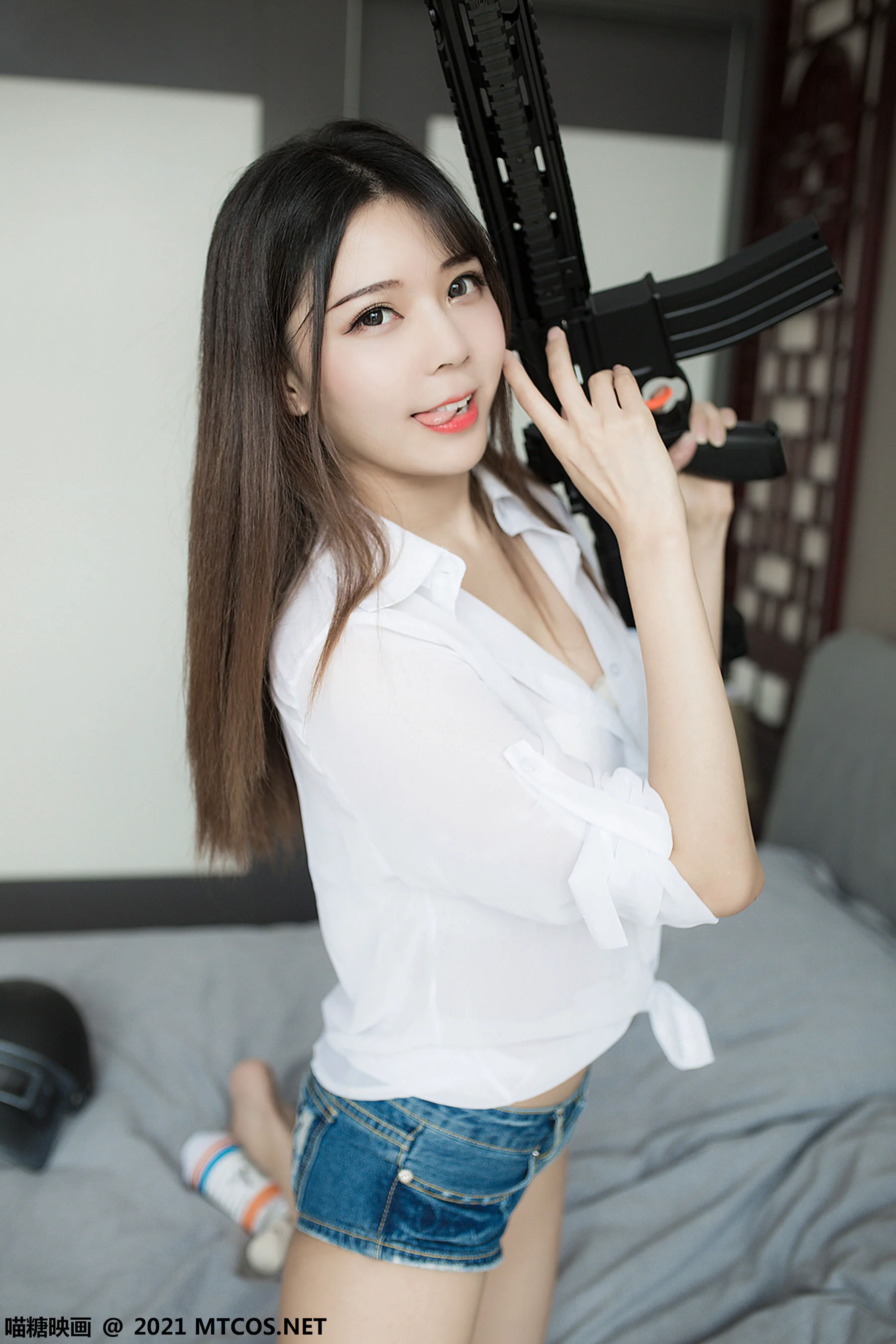 [喵糖映画] VOL.421 吃鸡少女 写真套图 - 爱照片