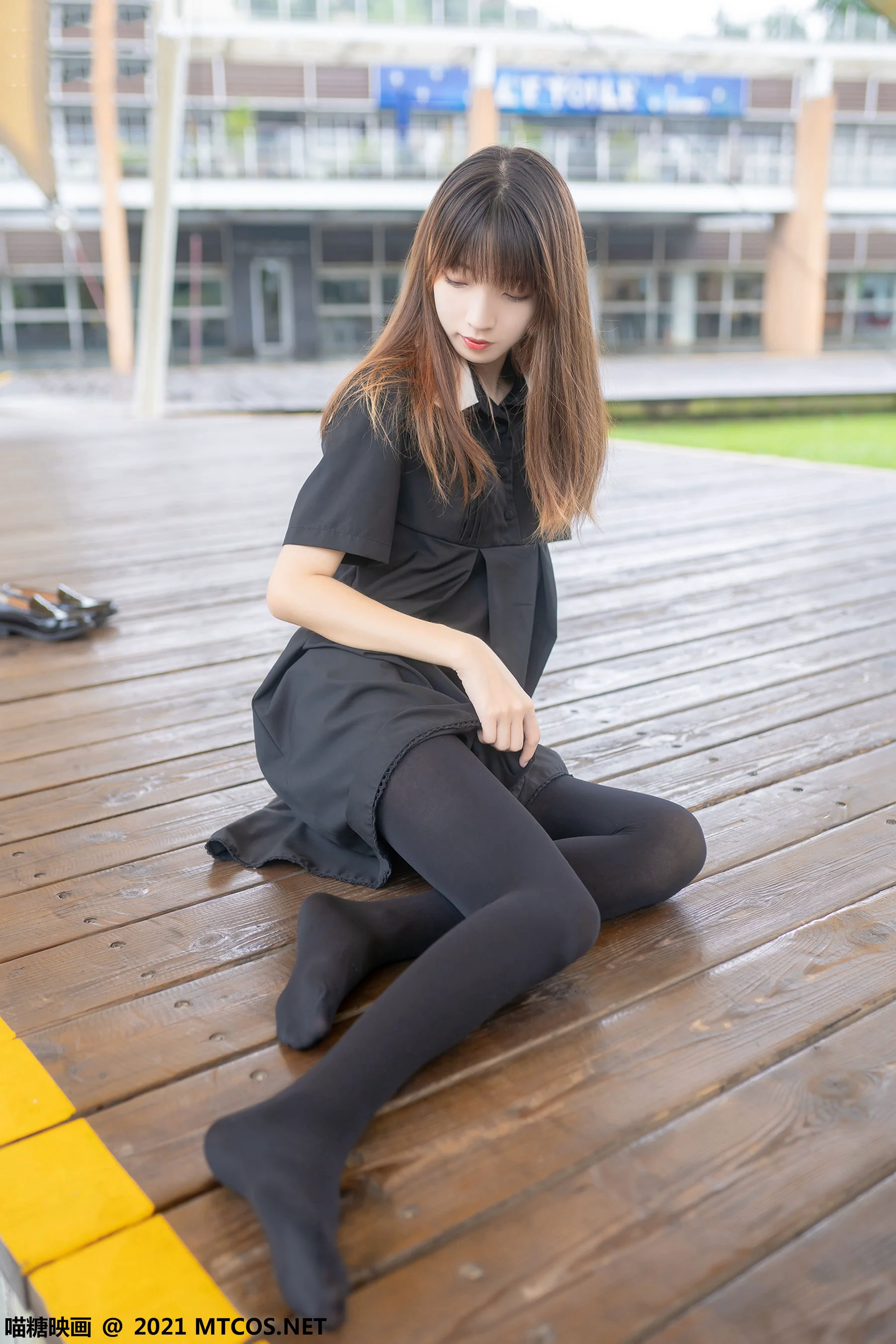 [喵糖映画] VOL.423 黑裙黑袜 写真套图 - 爱照片