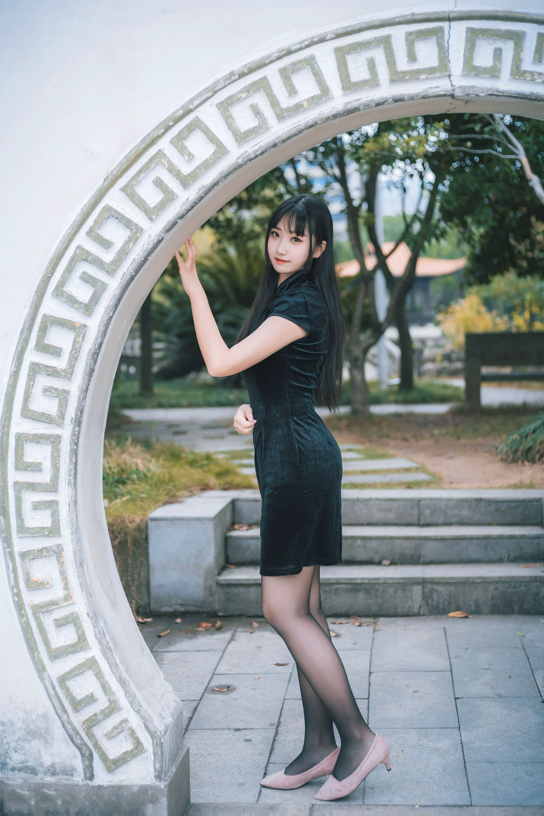 [喵糖映画] VOL.461 旗袍园游 写真套图 - 爱照片