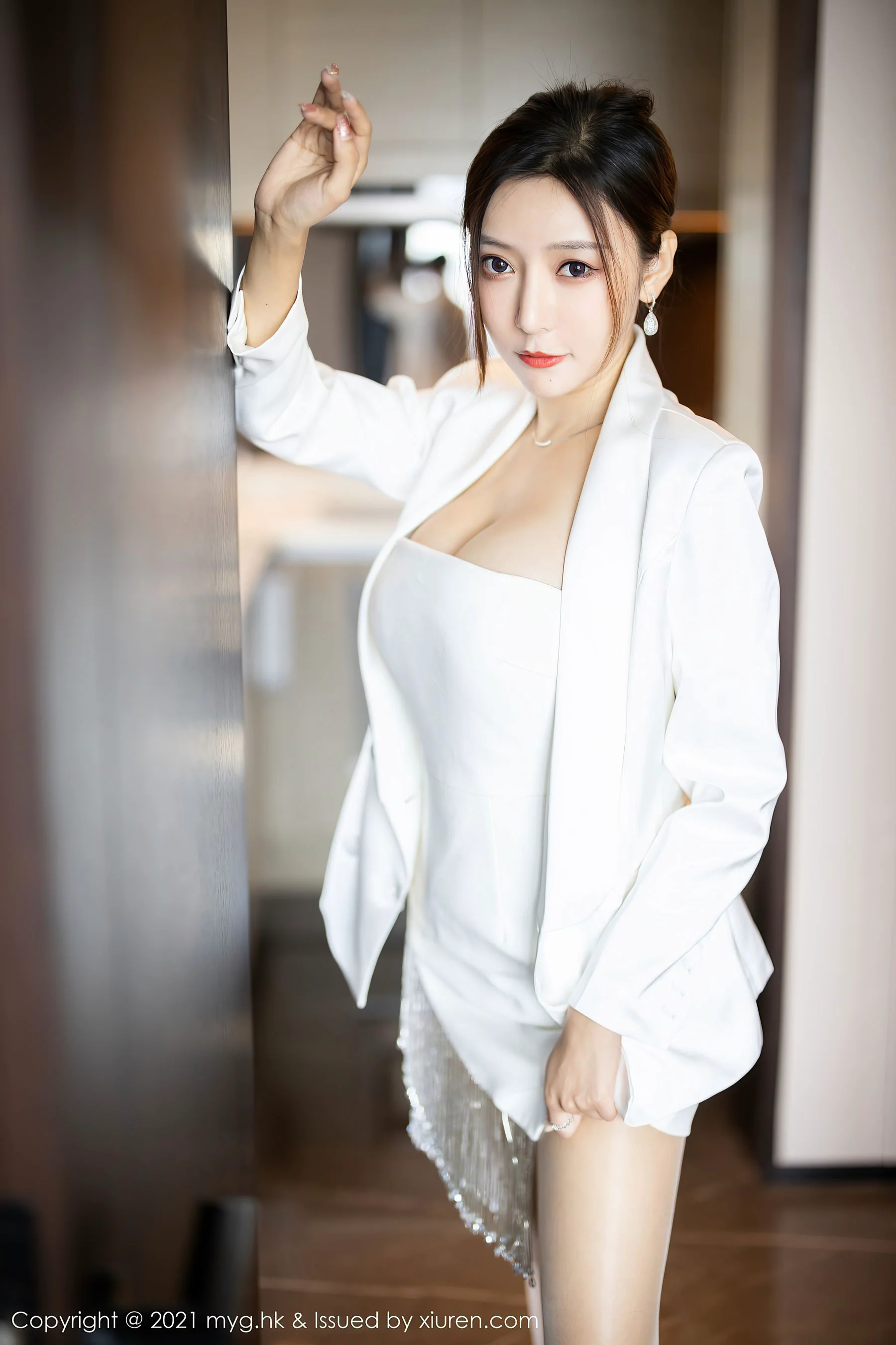 [美媛馆MyGirl] Vol.541 王馨瑶yanni – 抹胸服饰+丝足美腿 - 爱照片