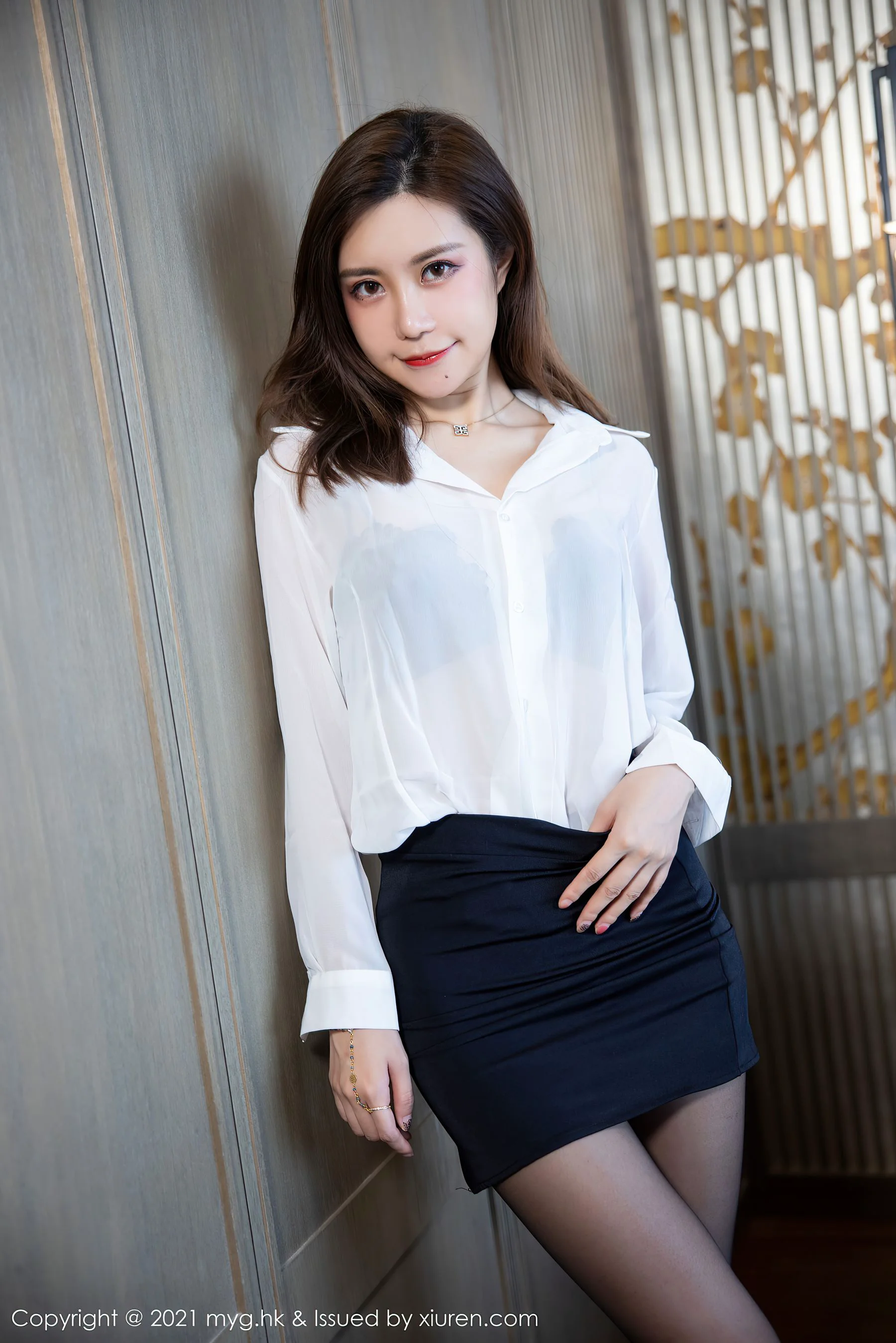 [美媛馆MyGirl] Vol.575 绮里嘉Carina – 经典的黑白职业装与浴室系列 - 爱照片