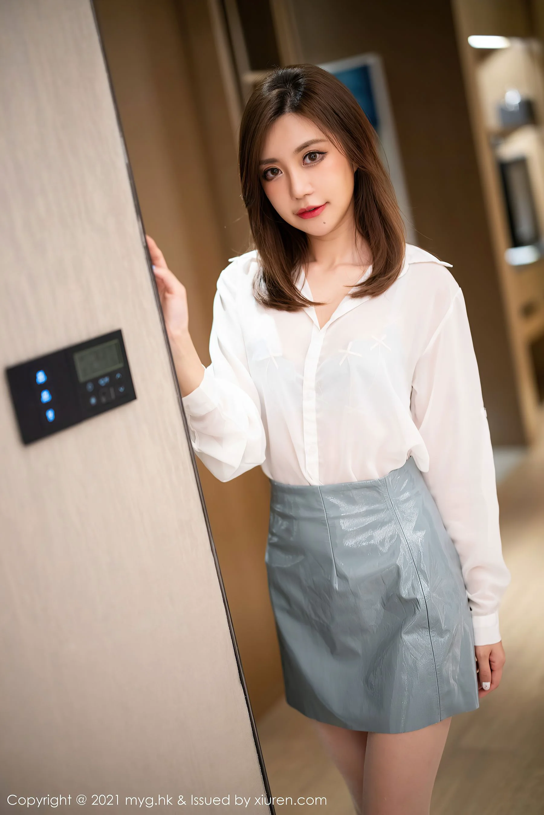 [美媛馆MyGirl] Vol.583 绮里嘉Carina – 经典洁白动人的衬衫与独特薄荷绿皮裙OL - 爱照片