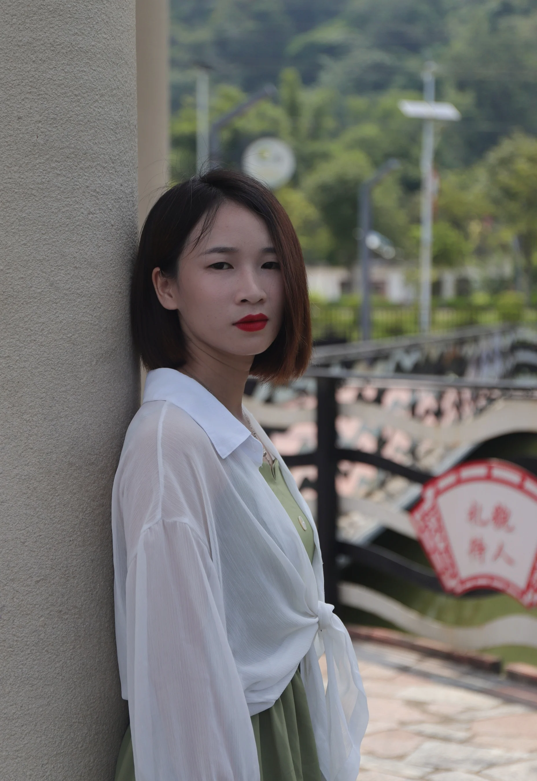 [Pary学生模拍] No.006 气质美少妇嫣茹在湖中亭大方秀脚 - 爱照片