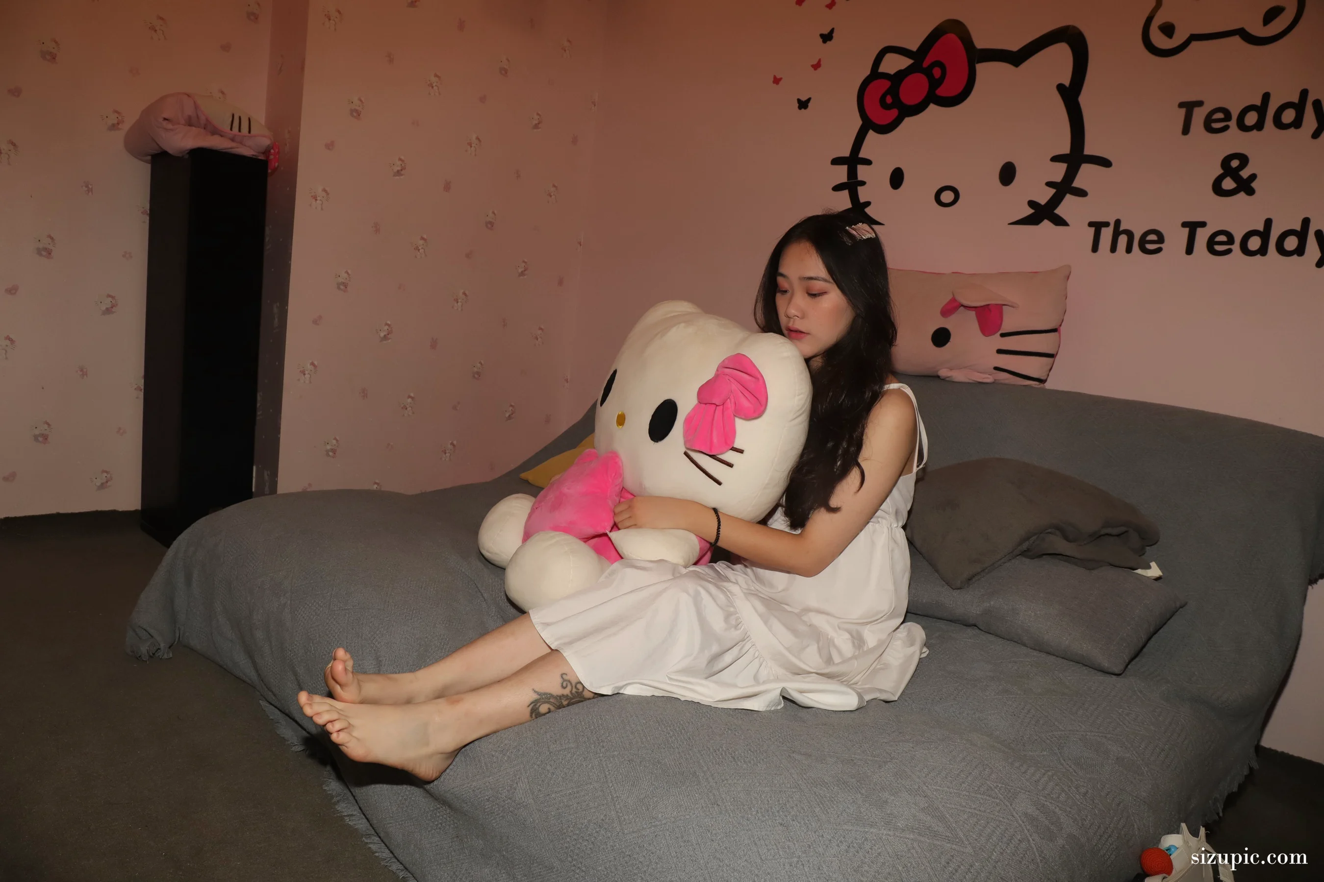 [Pary学生模拍] No.043 大美女琪琪回归献上38码雪白大美脚 - 爱照片