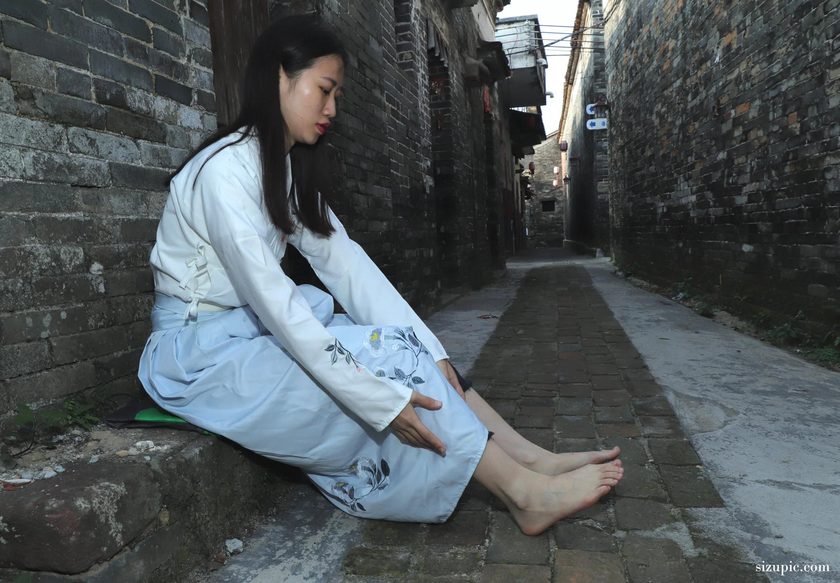 [Pary学生模拍] No.049 极品美女小芳穿上汉服古镇赤脚 - 爱照片