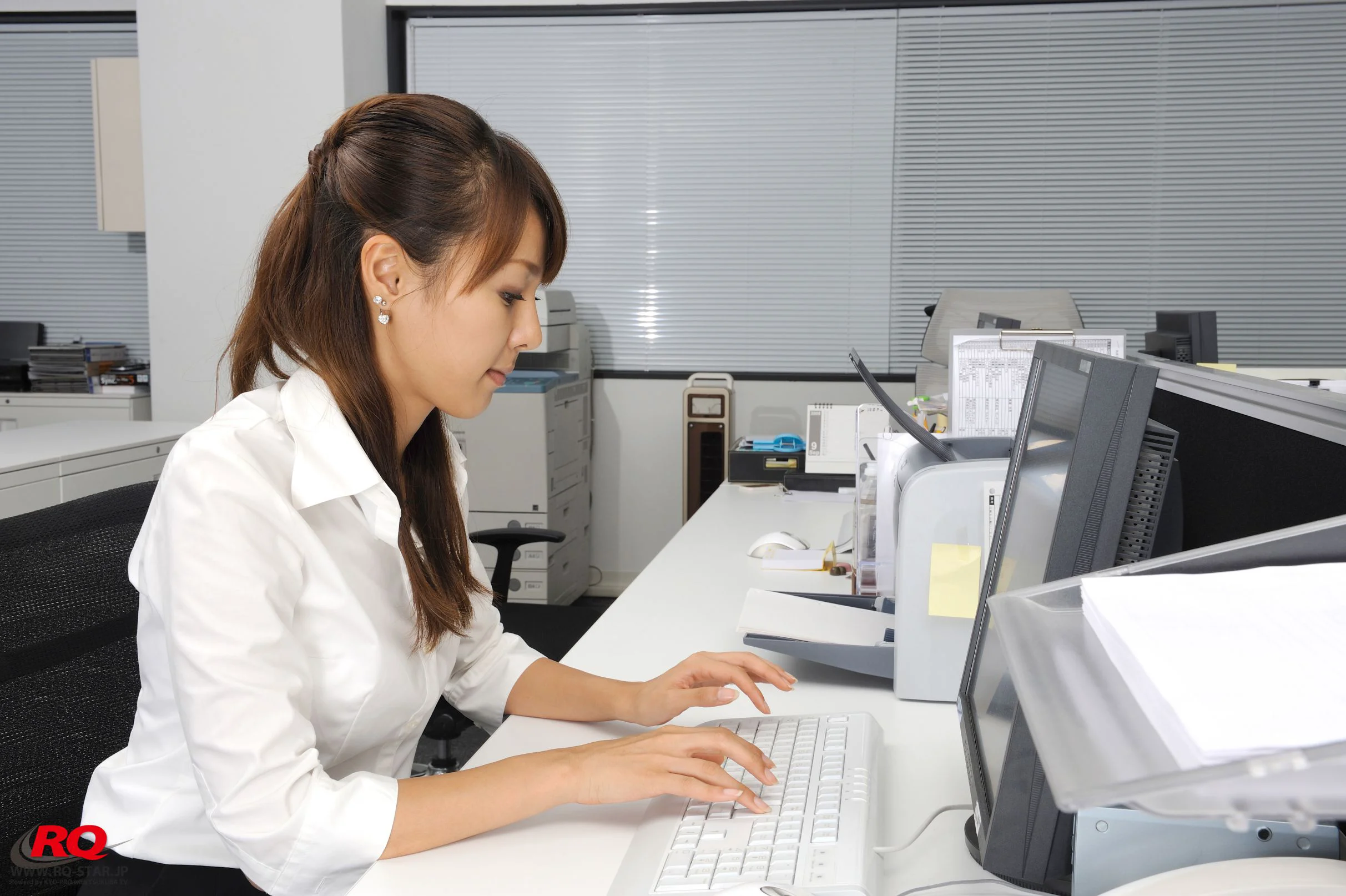 [RQ-STAR] NO.00062 Tomoe Nakagawa 中川知映 Office Lady 写真集 - 爱照片