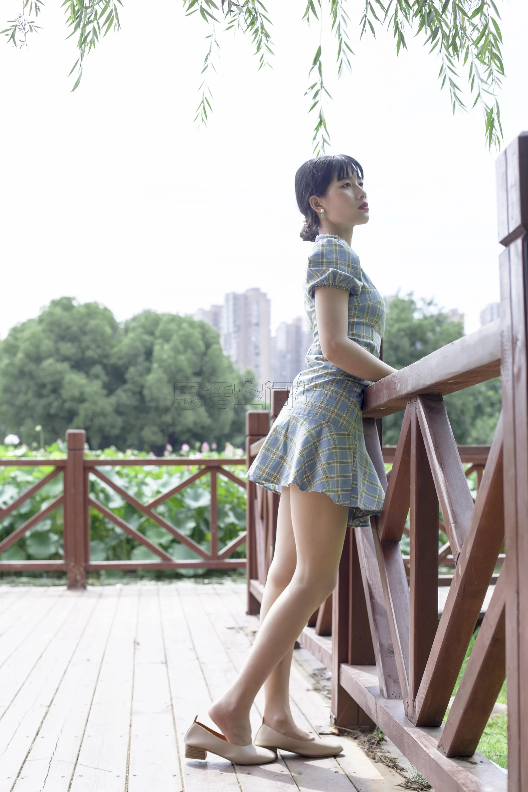 [思话SiHua] SH173 诗诗 – 旗袍肉丝女孩逛公园 - 爱照片