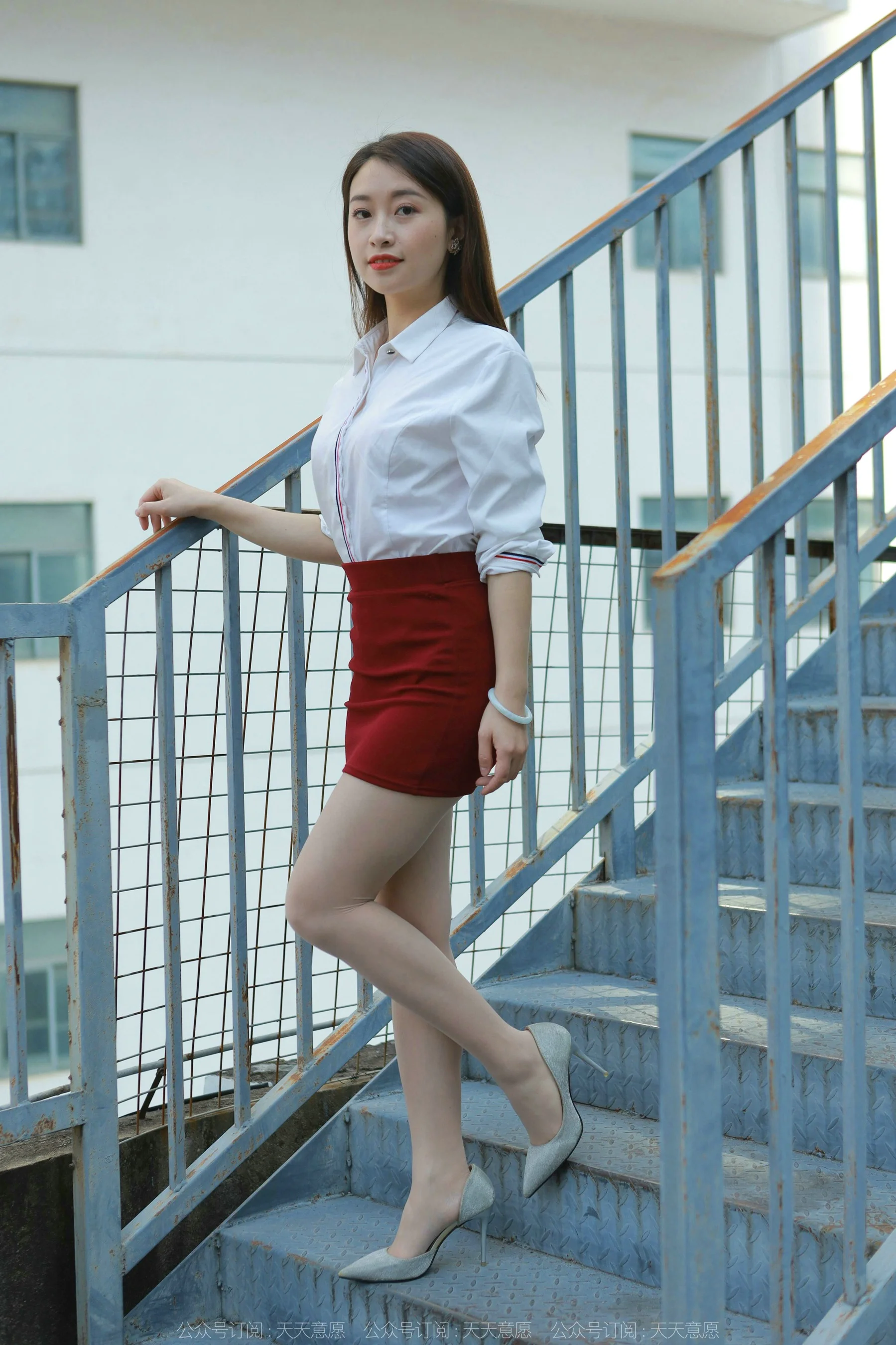 [IESS异思趣向] 丝享家 1006：小婕 《性感红色包臀裙》 - 爱照片