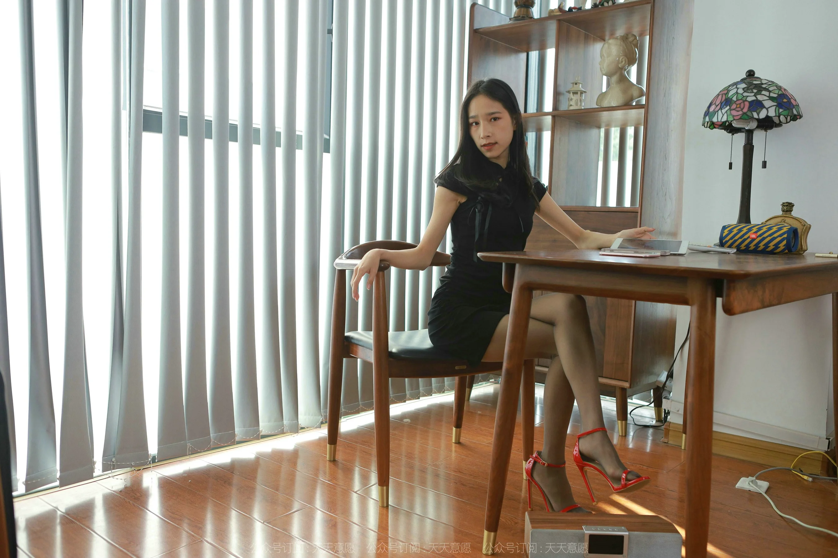 [IESS异思趣向] 丝享家 992：美子 《办公桌下的红色》 - 爱照片