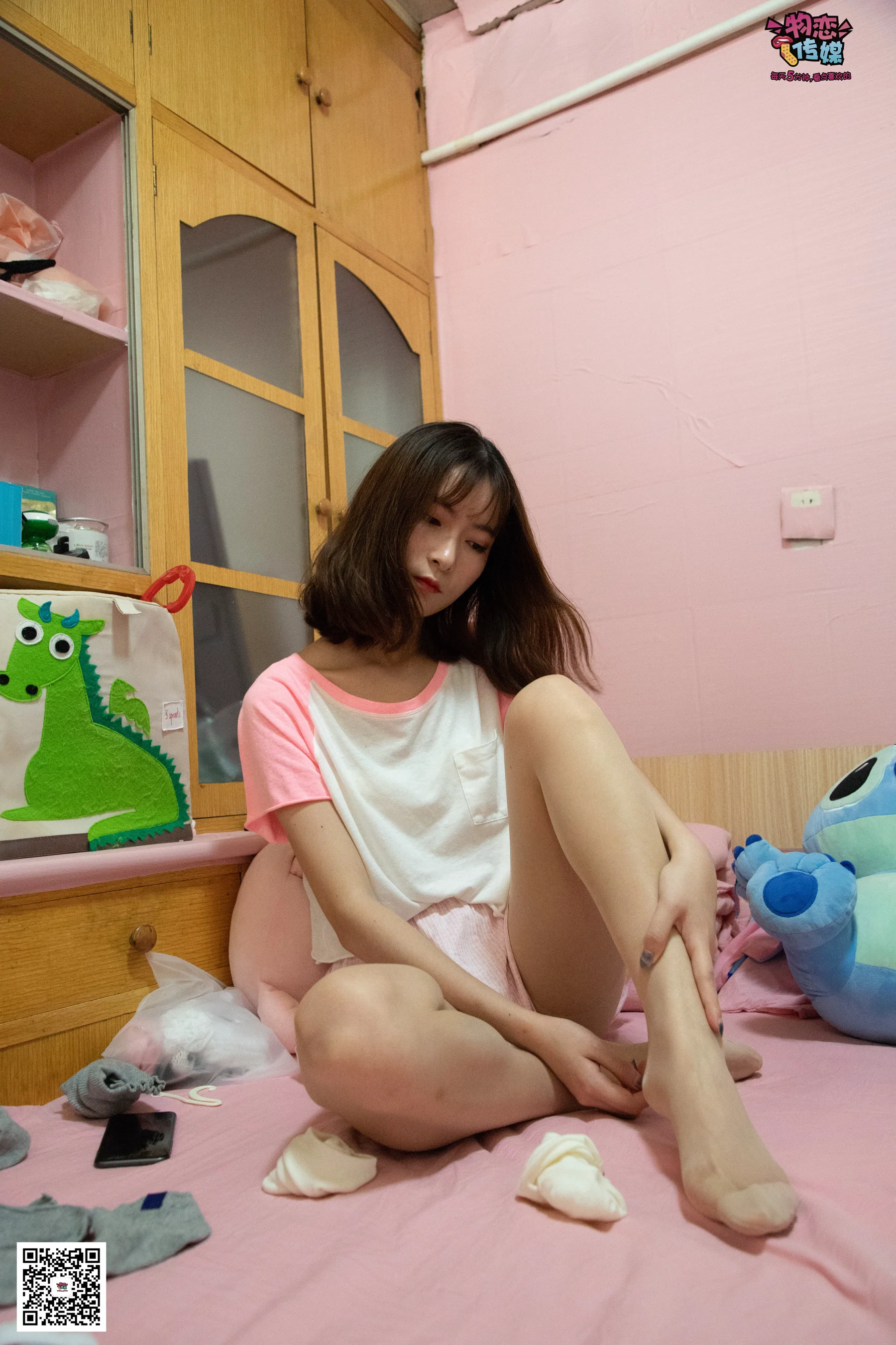 [物恋传媒] NO.028 送你我的心,探秘猫耳闺房,纯棉睡衣搭配肉丝和爱心棉袜 - 爱照片
