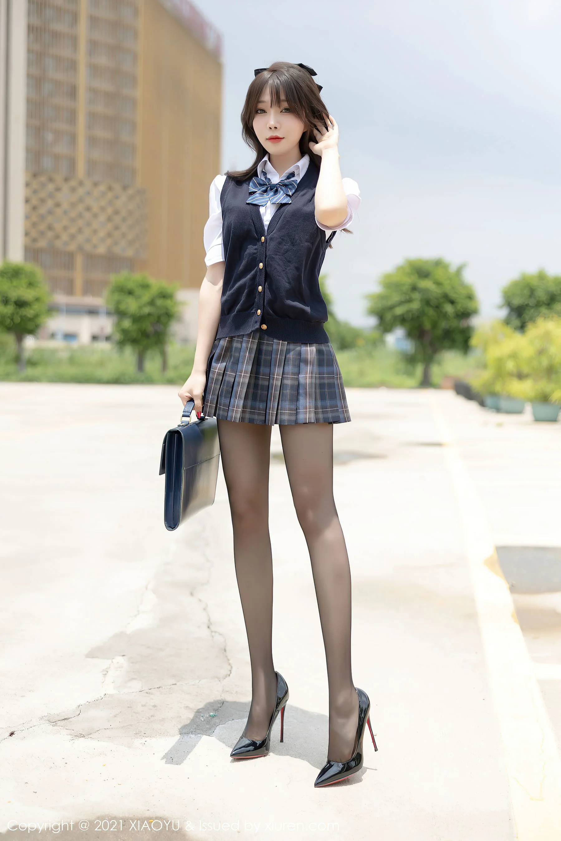 [语画界XIAOYU] Vol.553 芝芝Booty – 室外车拍主题系列 - 爱照片