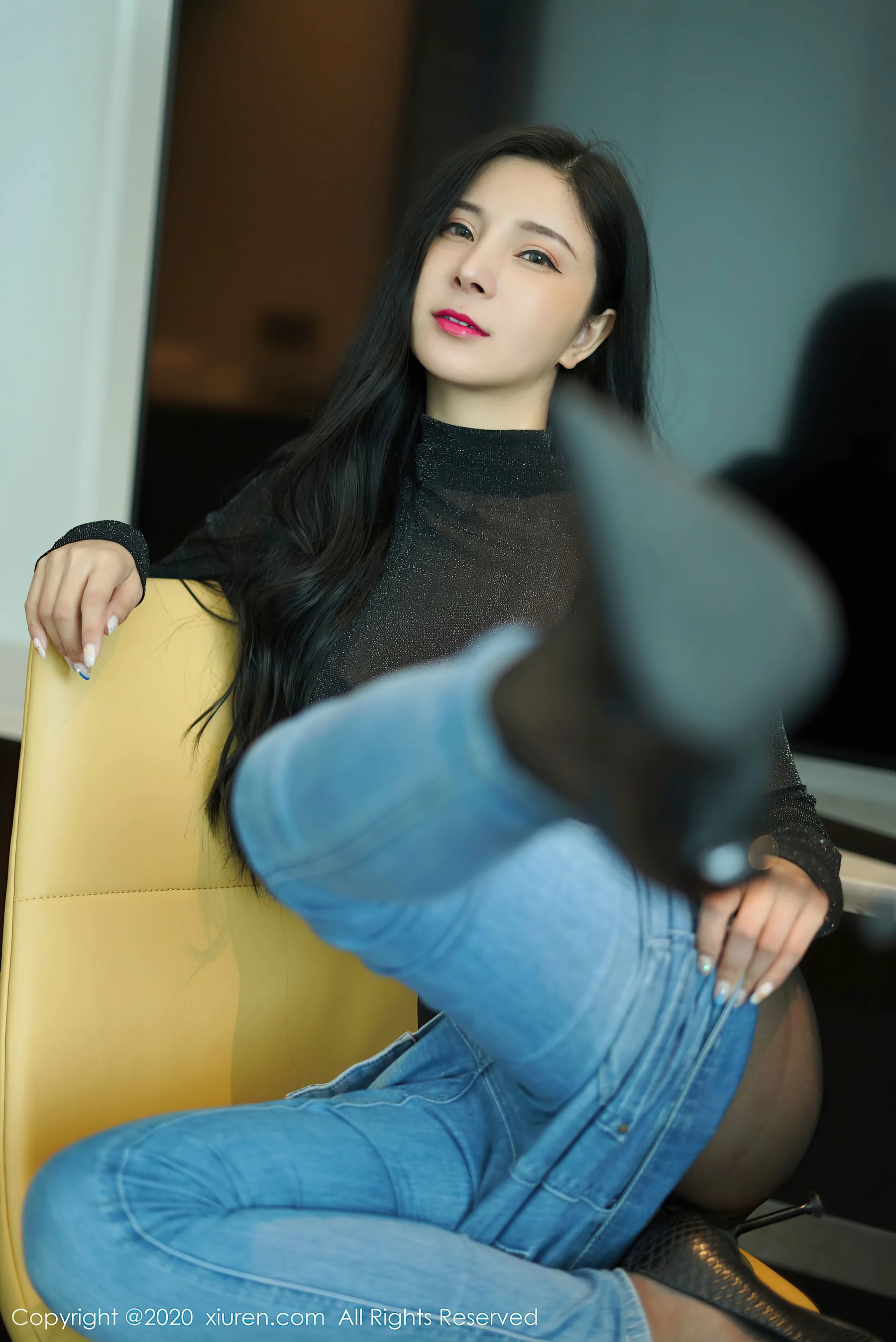 [秀人XIUREN] No.2386 小蛮妖Yummy – OL风格与性感牛仔裤 - 爱照片