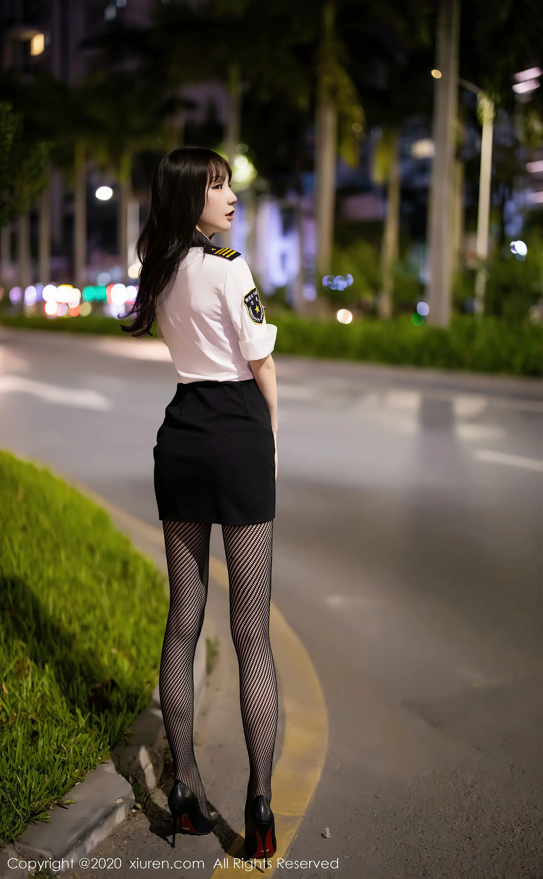 [秀人XIUREN] No.2820 周于希Sandy – 街头上的时尚魅力与制服 - 爱照片