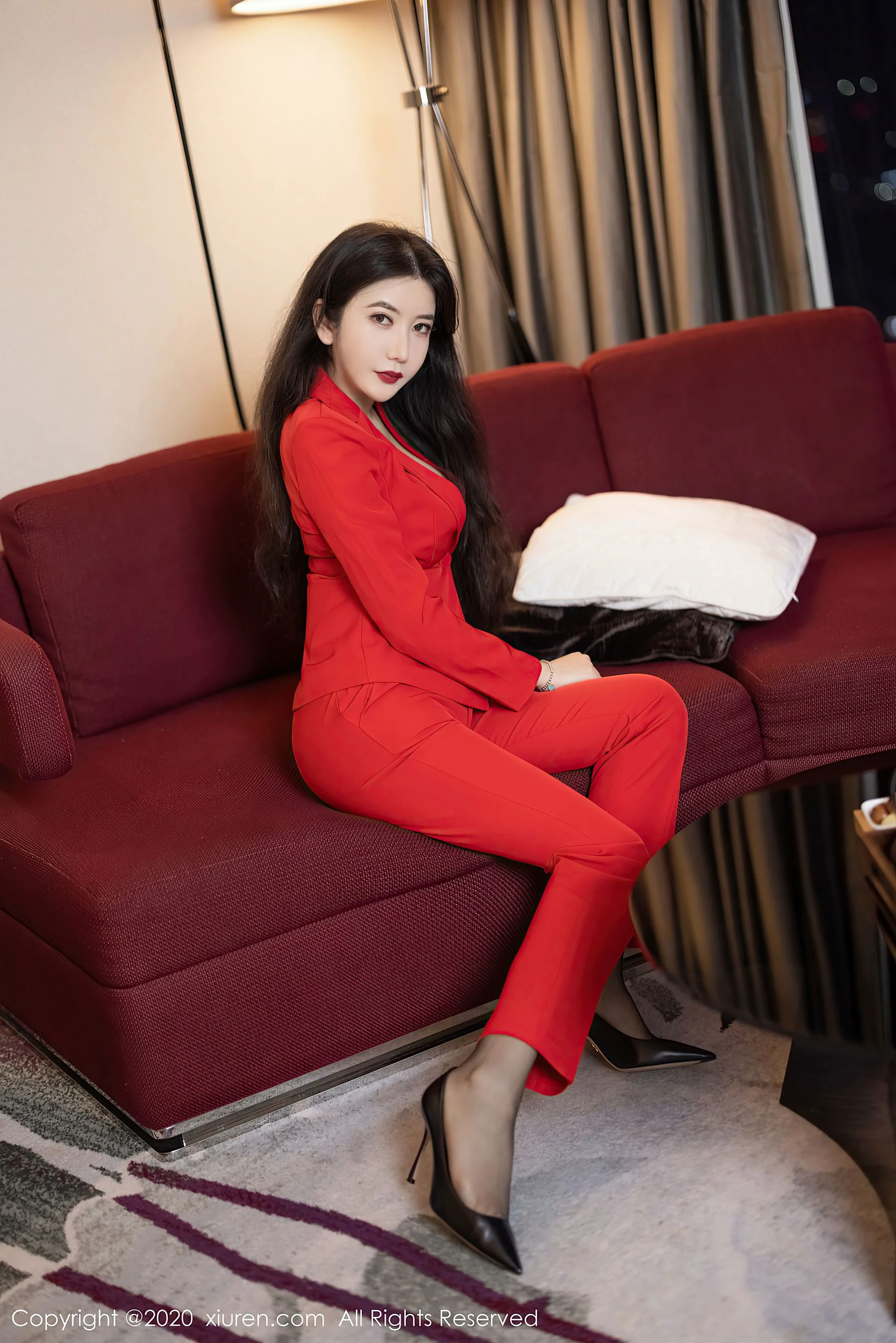 [秀人XIUREN] No.2828 心妍小公主 – 鲜艳的猩红飒爽西装 - 爱照片