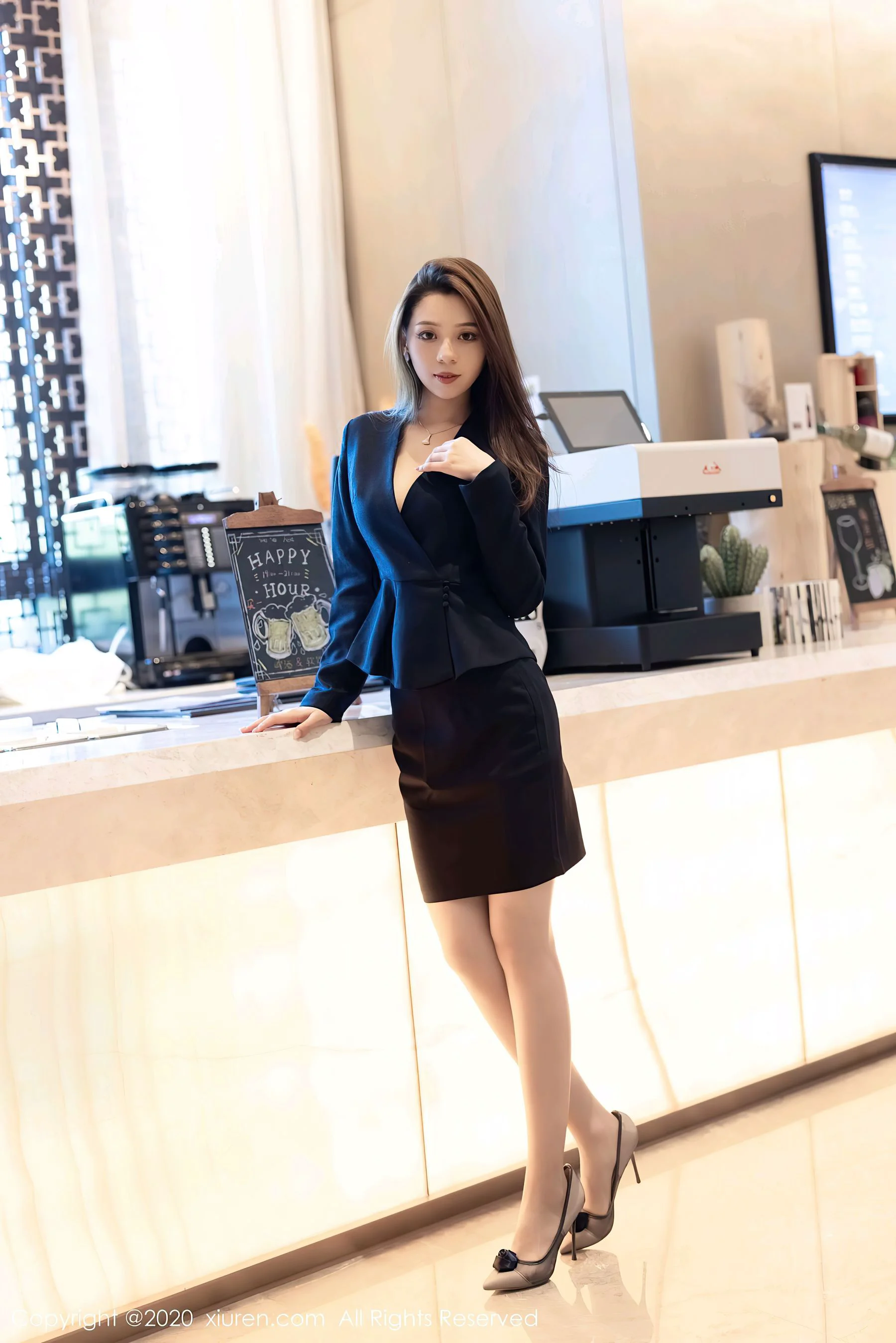 [秀人XIUREN] No.2838 言沫 – 经典职场制服包裹曼妙苗条 - 爱照片