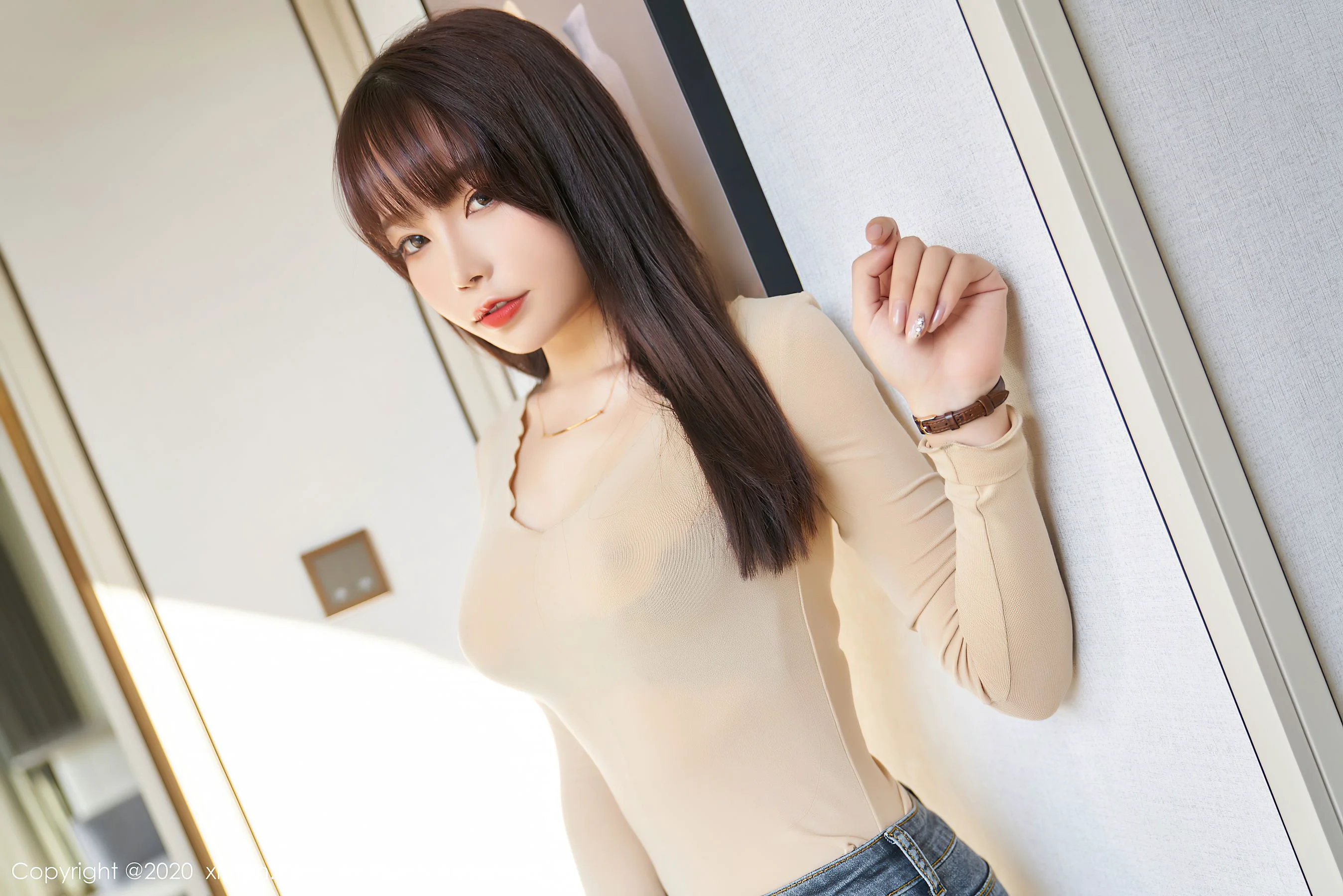 [秀人XIUREN] No.2886 芝芝Booty – 蕾丝吊袜美腿与圆润翘臀 - 爱照片