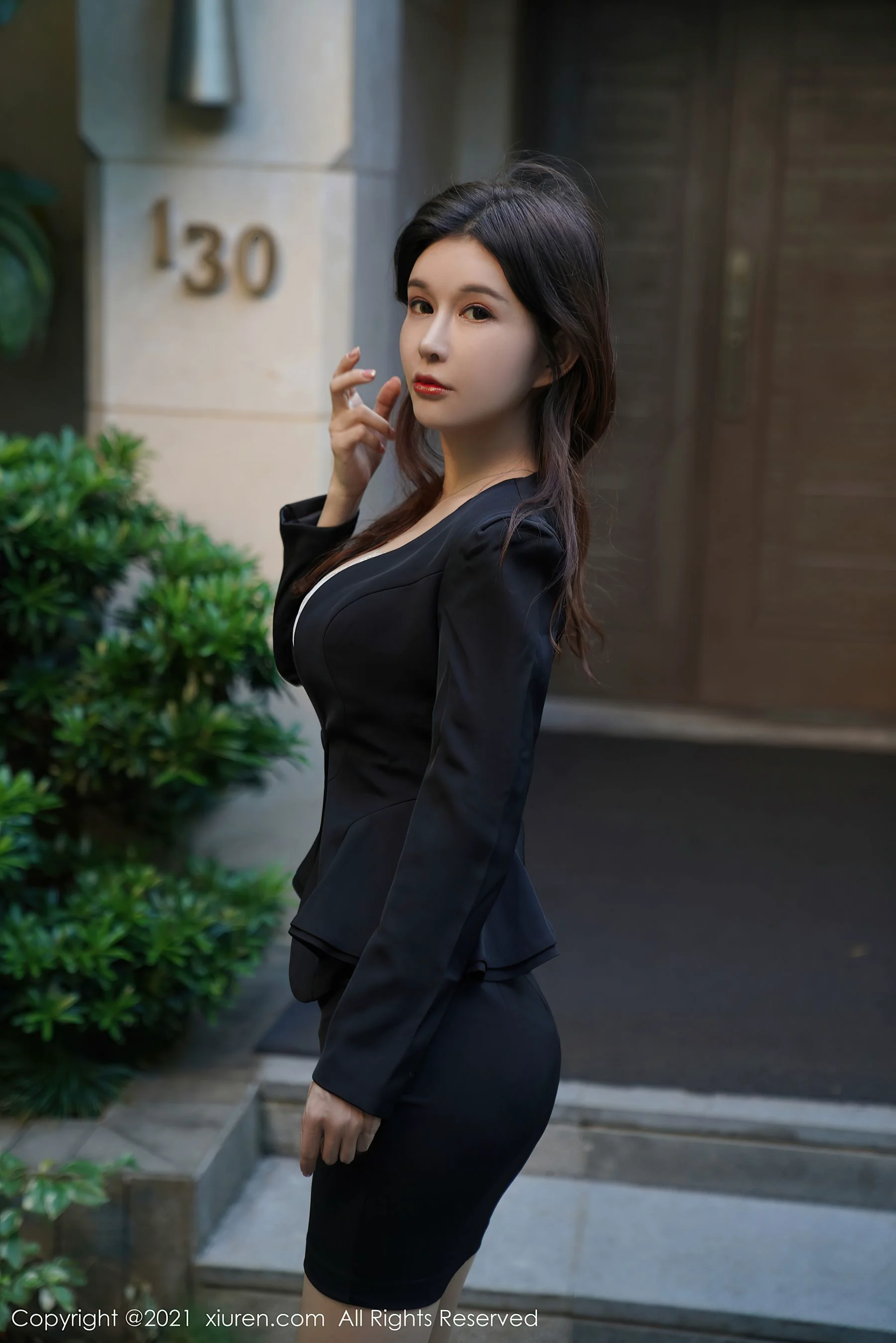 [秀人XIUREN] No.3077 张雨萌 – 典雅的职场职业装OL - 爱照片