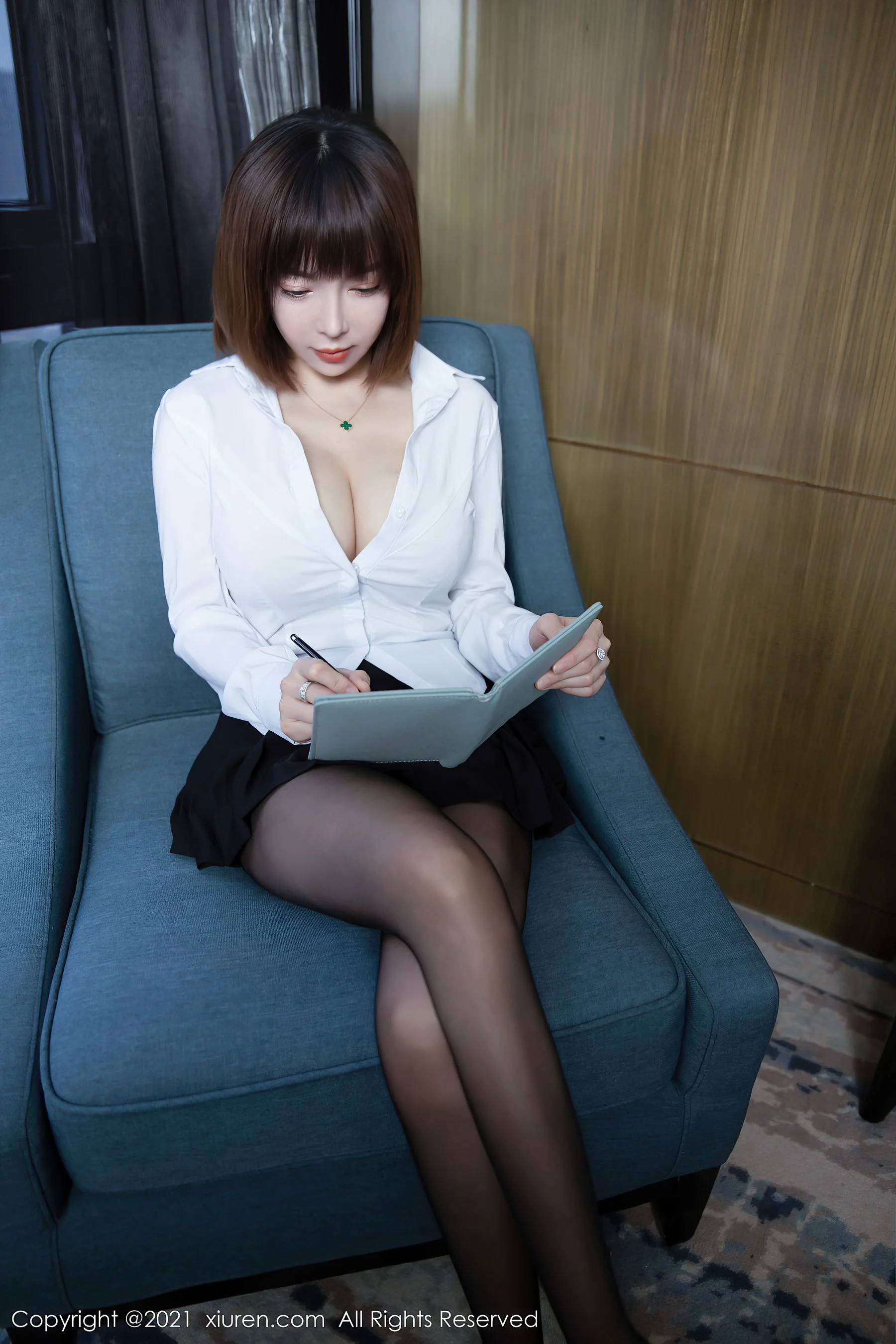 [秀人XIUREN] No.3151 大白兔吖 – 丰腴惹火姿态的妹子 - 爱照片