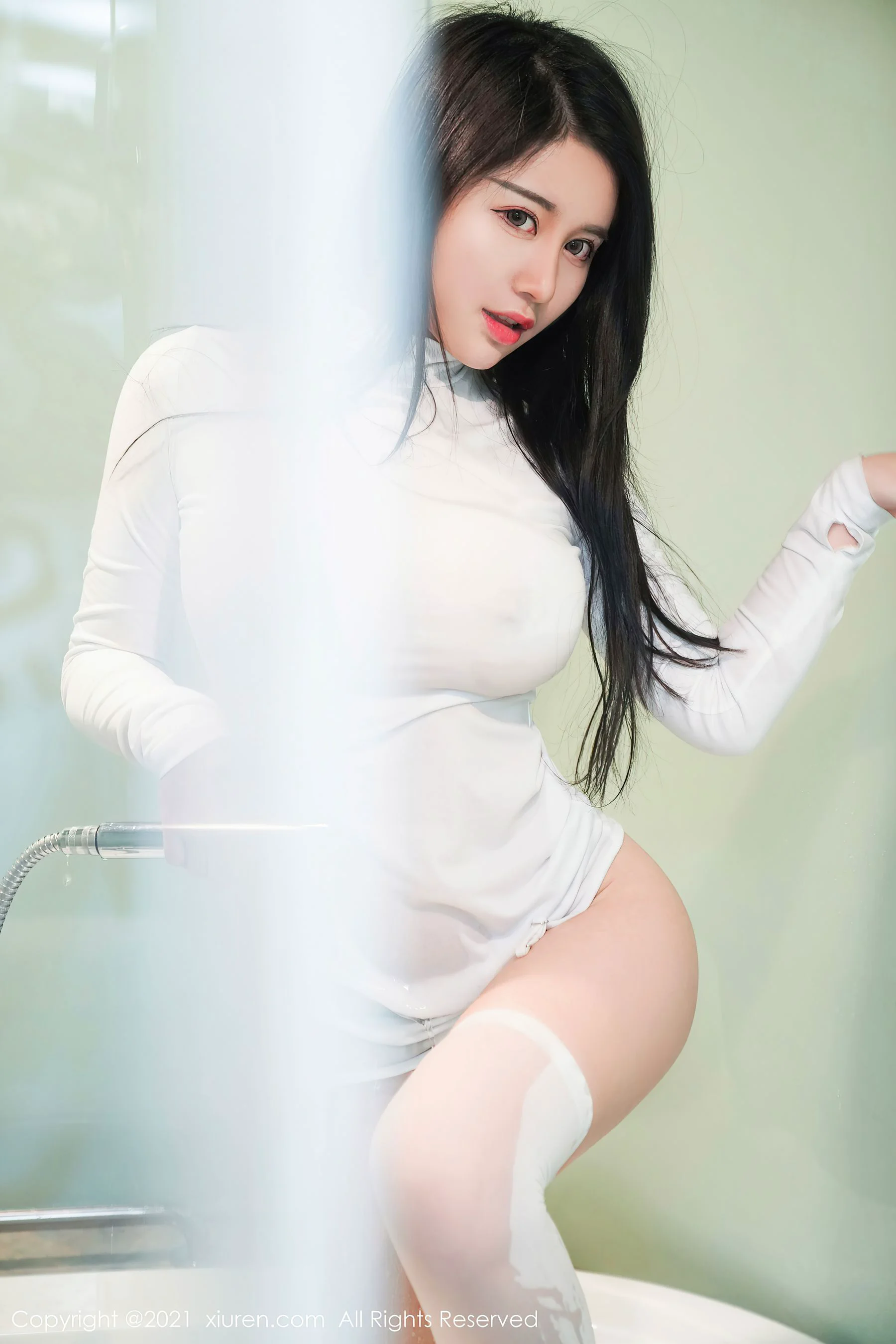 [秀人XIUREN] No.3162 美七Mia – 白色的紧身衣与吊袜轻裹 - 爱照片
