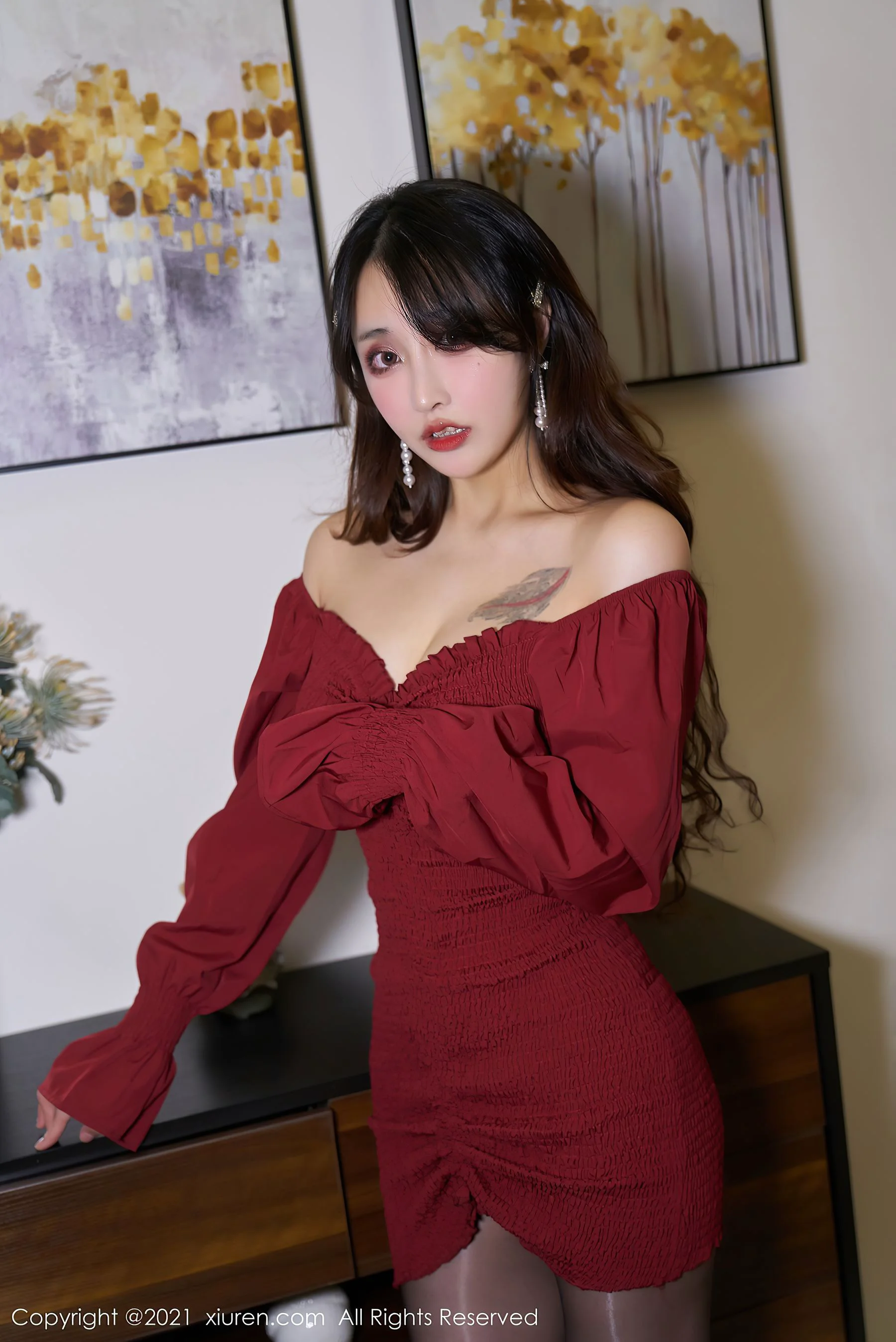 [秀人XIUREN] No.3476 林子欣Freya – 鲜艳猩红的深V抹胸短裙 - 爱照片