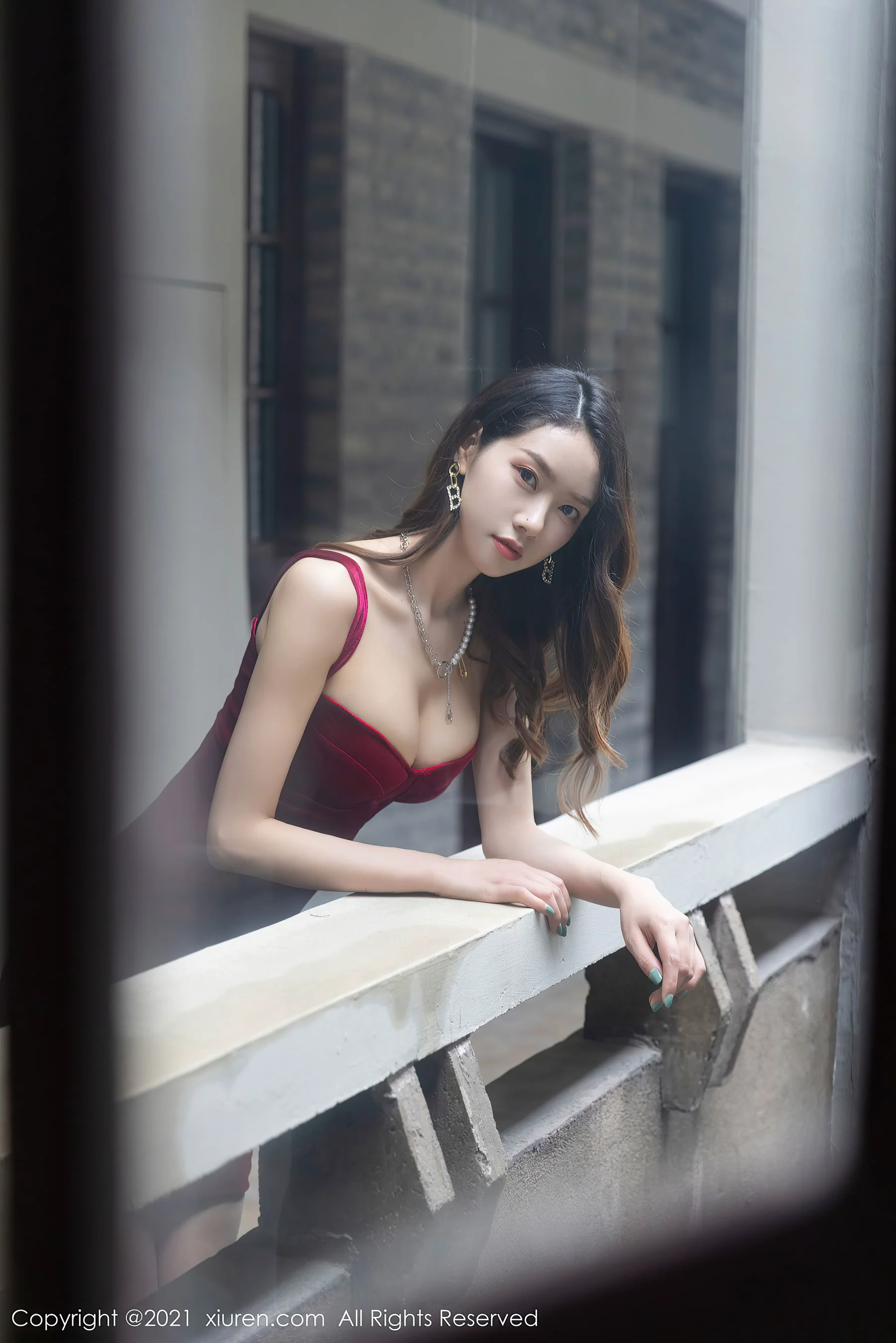 [秀人XIUREN] No.3616 方子萱 – 姓感红裙与极致丝袜 - 爱照片