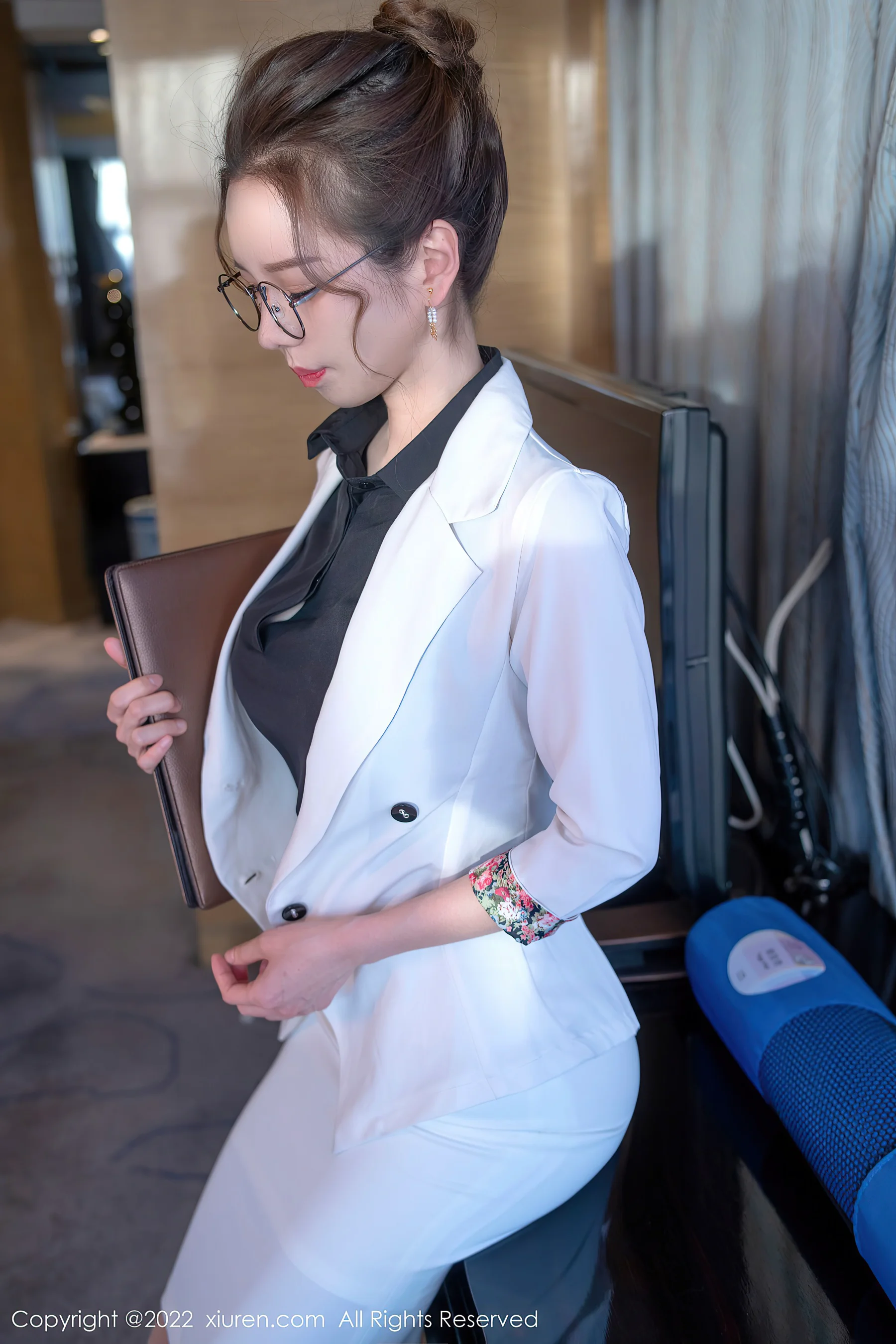 [XiuRen秀人网] No.4917 大美媚京 丝袜美腿OL - 爱照片