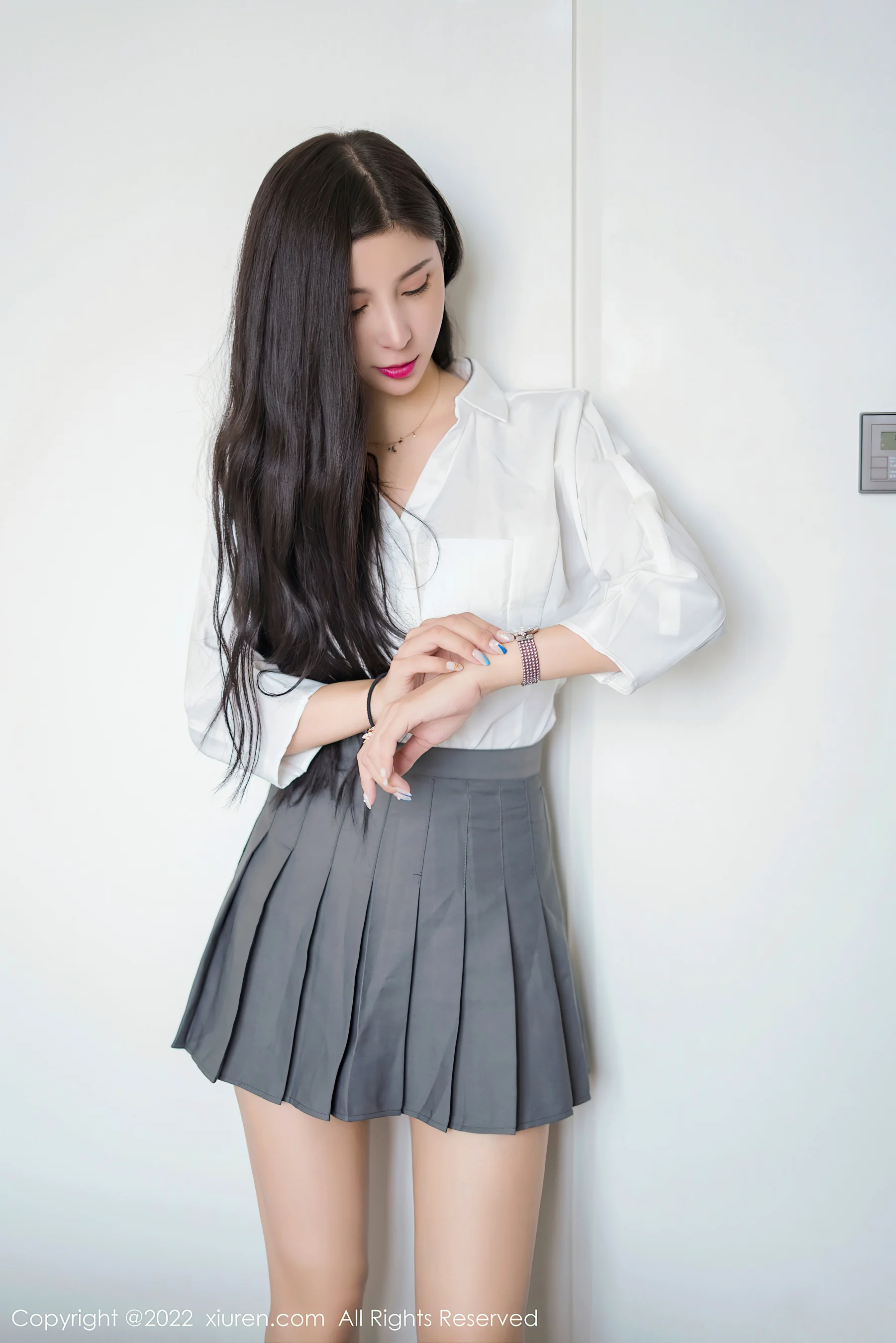 [XiuRen秀人网] No.4918 小蛮妖Yummy 美臀短裙 - 爱照片