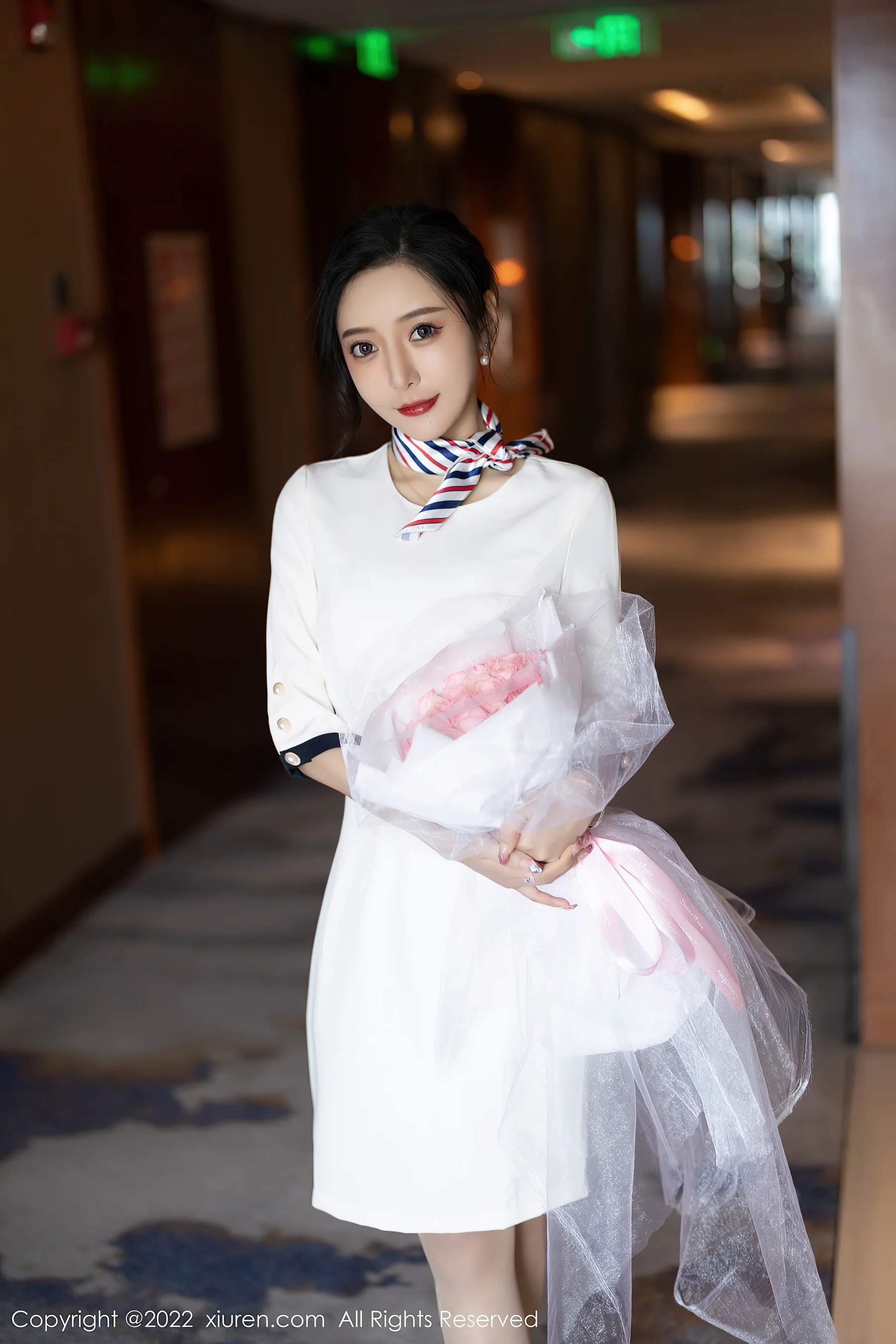 [XiuRen秀人网] No.4963 王馨瑶yanni 制服丝袜 - 爱照片