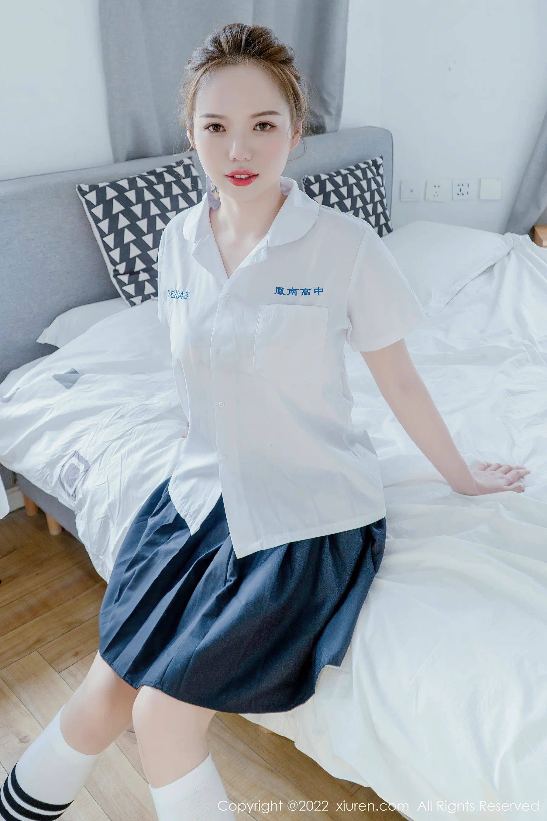 [XiuRen秀人网] No.4981 大美媚京 丝袜美臀 - 爱照片
