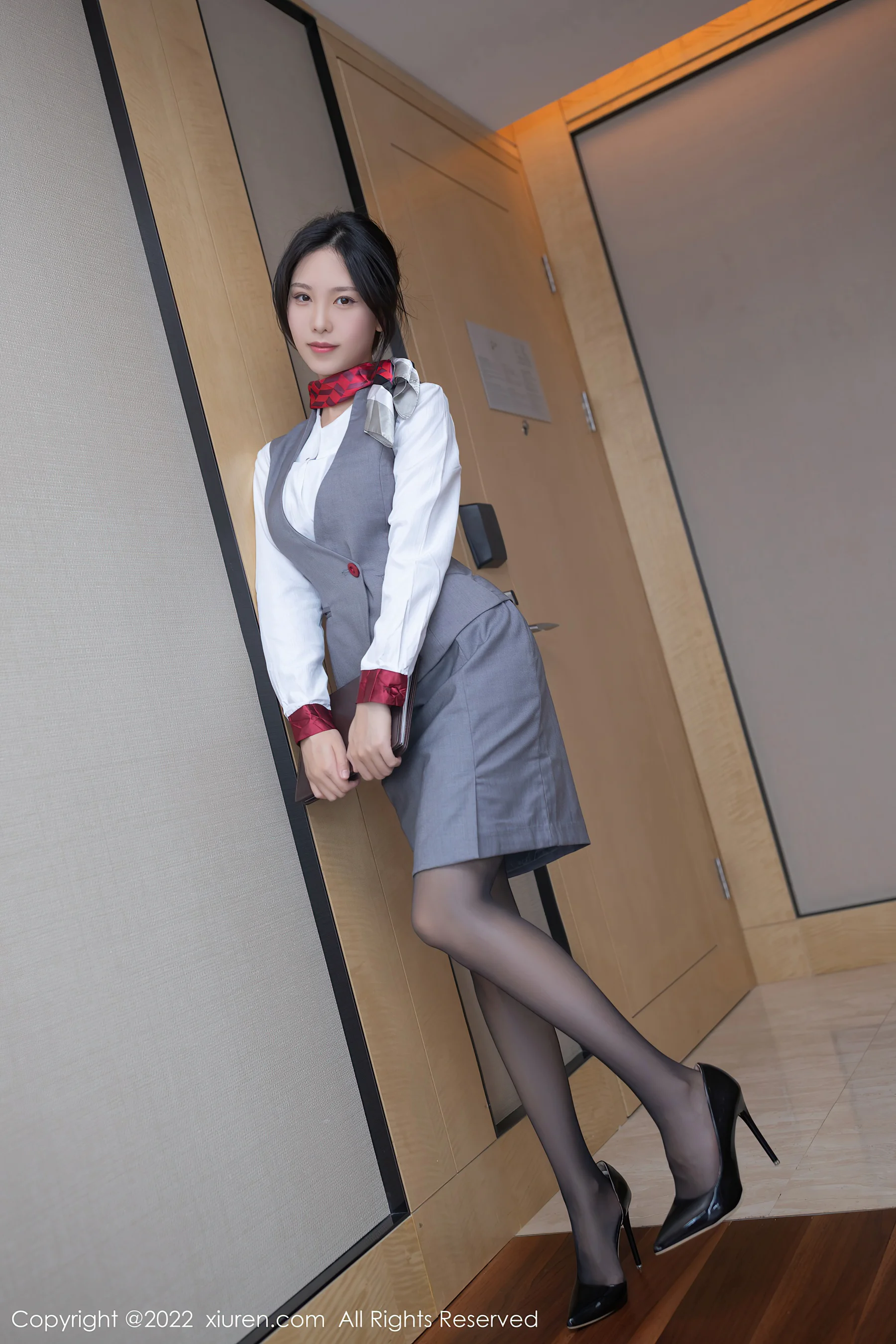 [XiuRen秀人网] No.5027 利世 制服美腿 - 爱照片