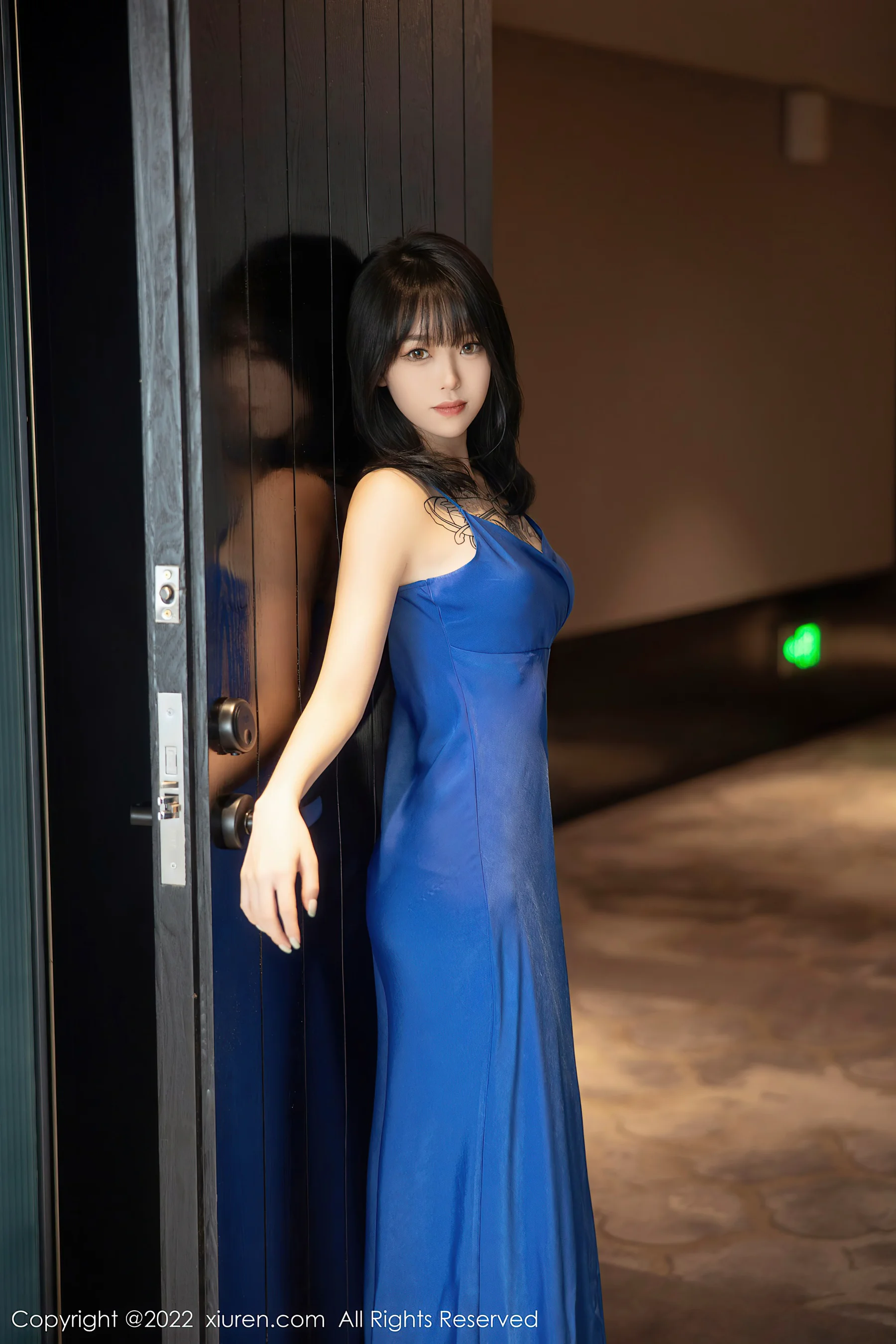 [XiuRen秀人网] No.5165 奶瓶. 吊带裙美腿 - 爱照片