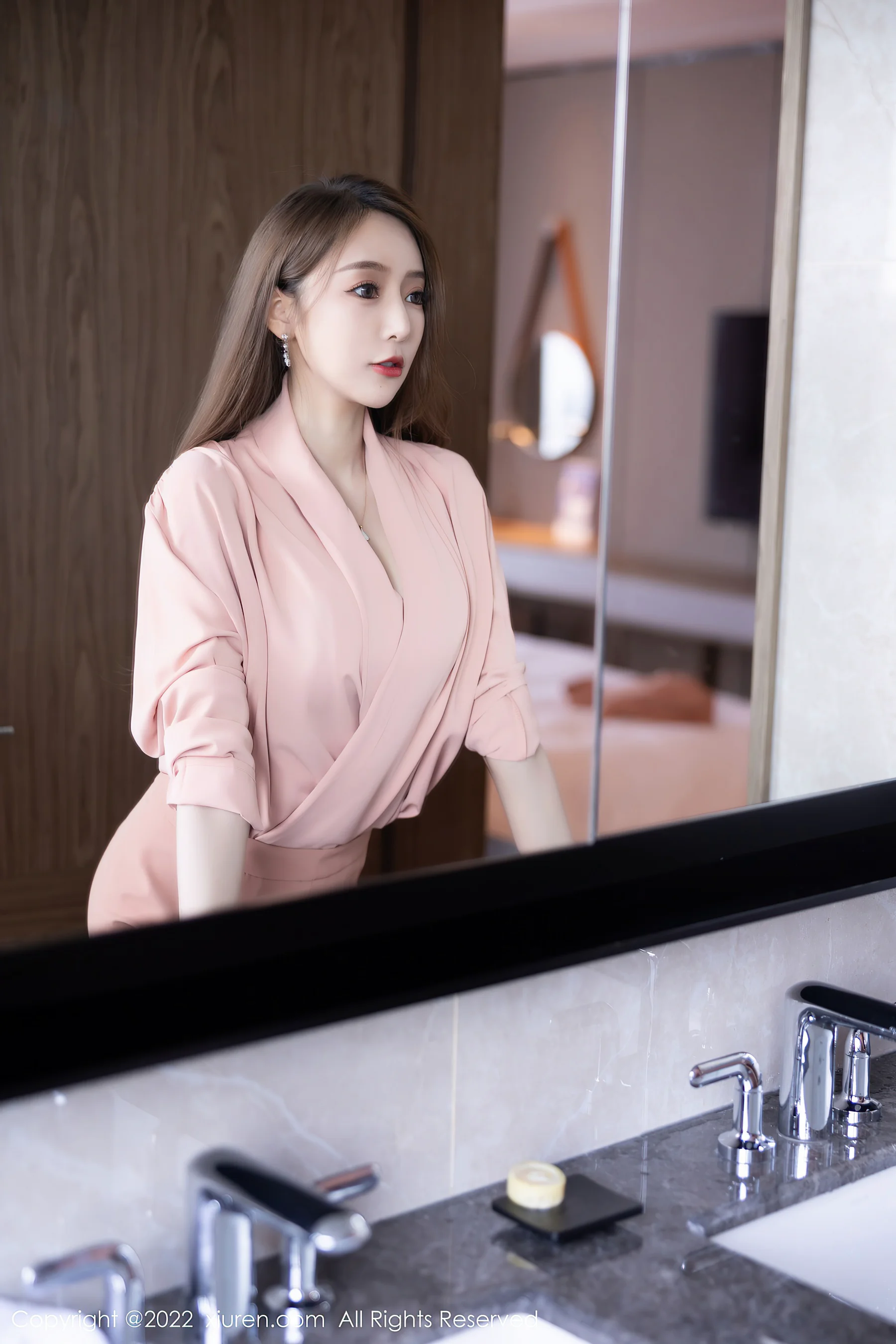 [XiuRen秀人网] No.5257 王馨瑶yanni 丝袜美腿 - 爱照片