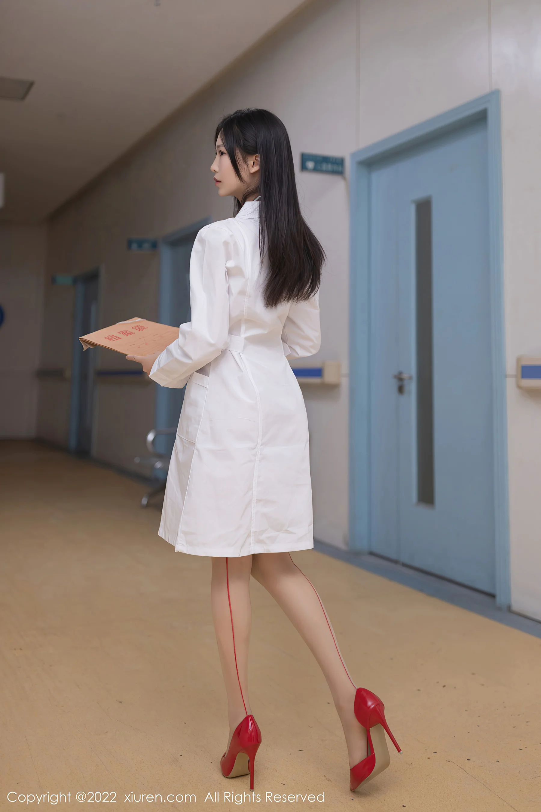 [XiuRen秀人网] No.5267 利世 护士服美腿 - 爱照片