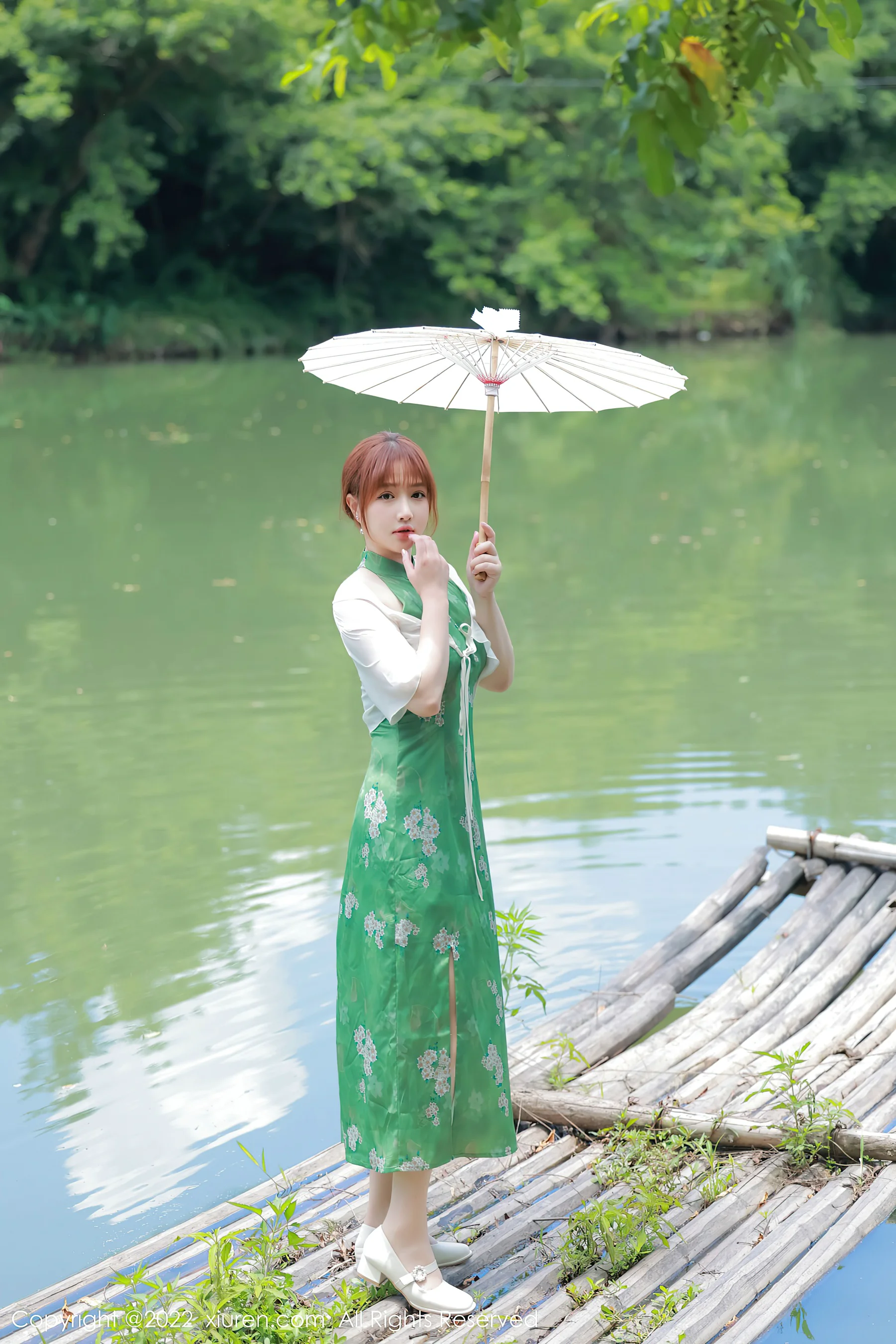 [XiuRen秀人网] No.5276 养乐多DoDo 湖景旗袍 - 爱照片
