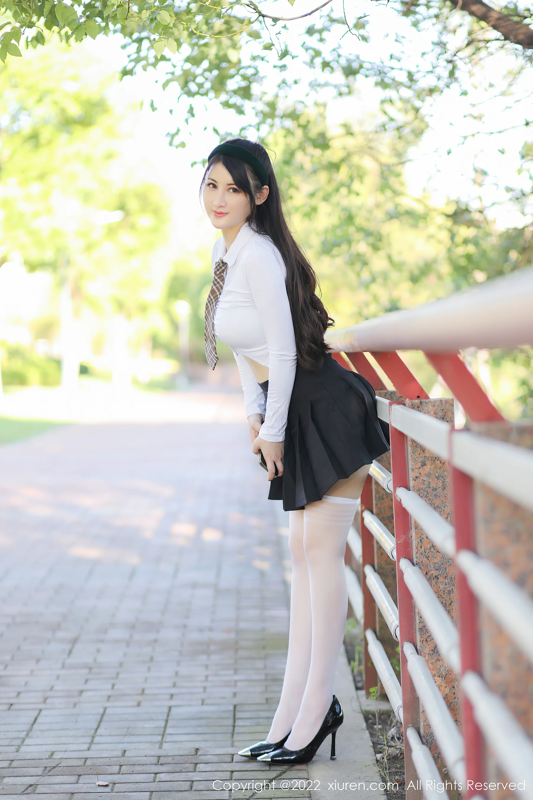 [XiuRen秀人网] No.5512 诗诗kiki 短裙美臀 - 爱照片