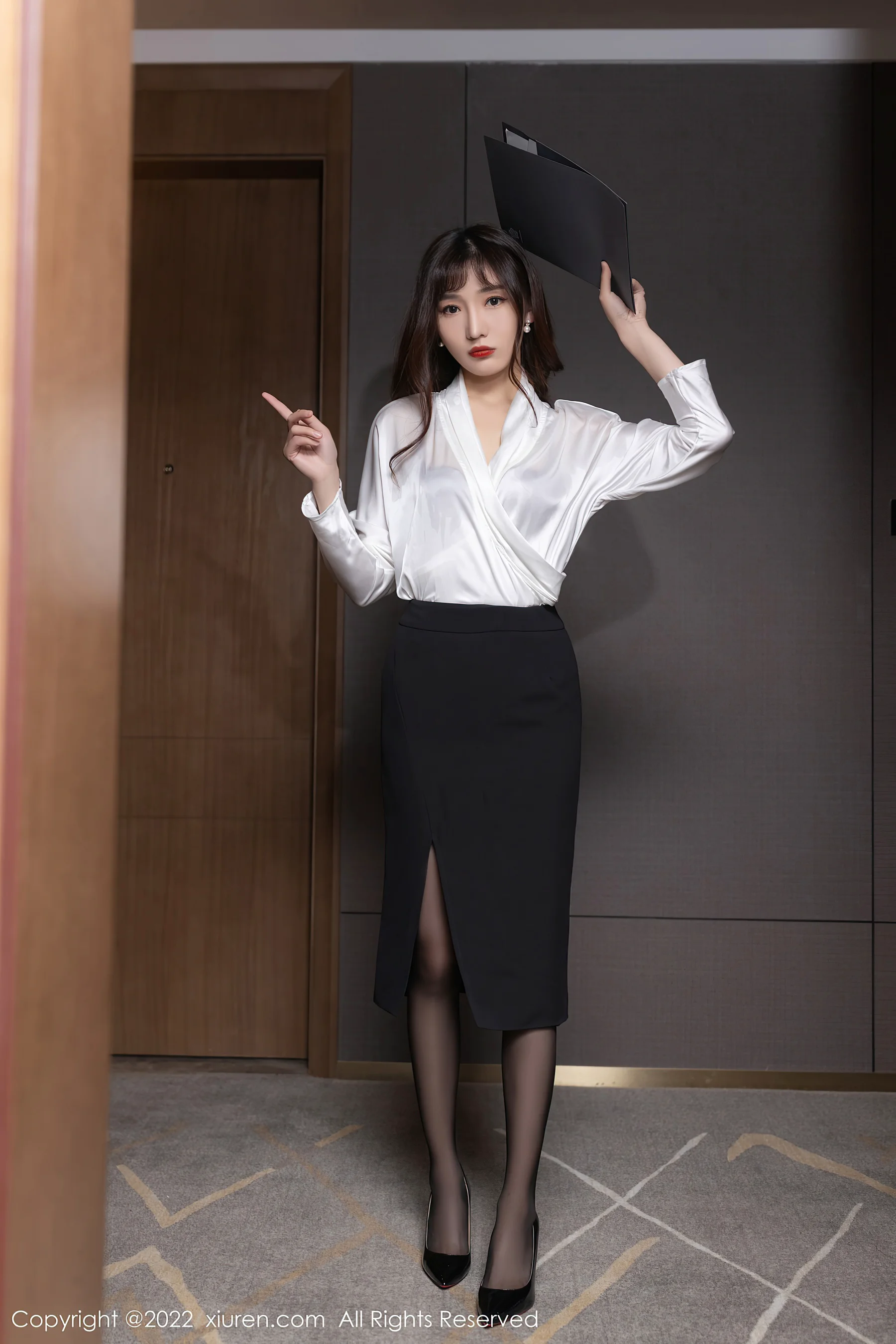 [XiuRen秀人网] No.5564 陆萱萱 黑丝美腿 - 爱照片