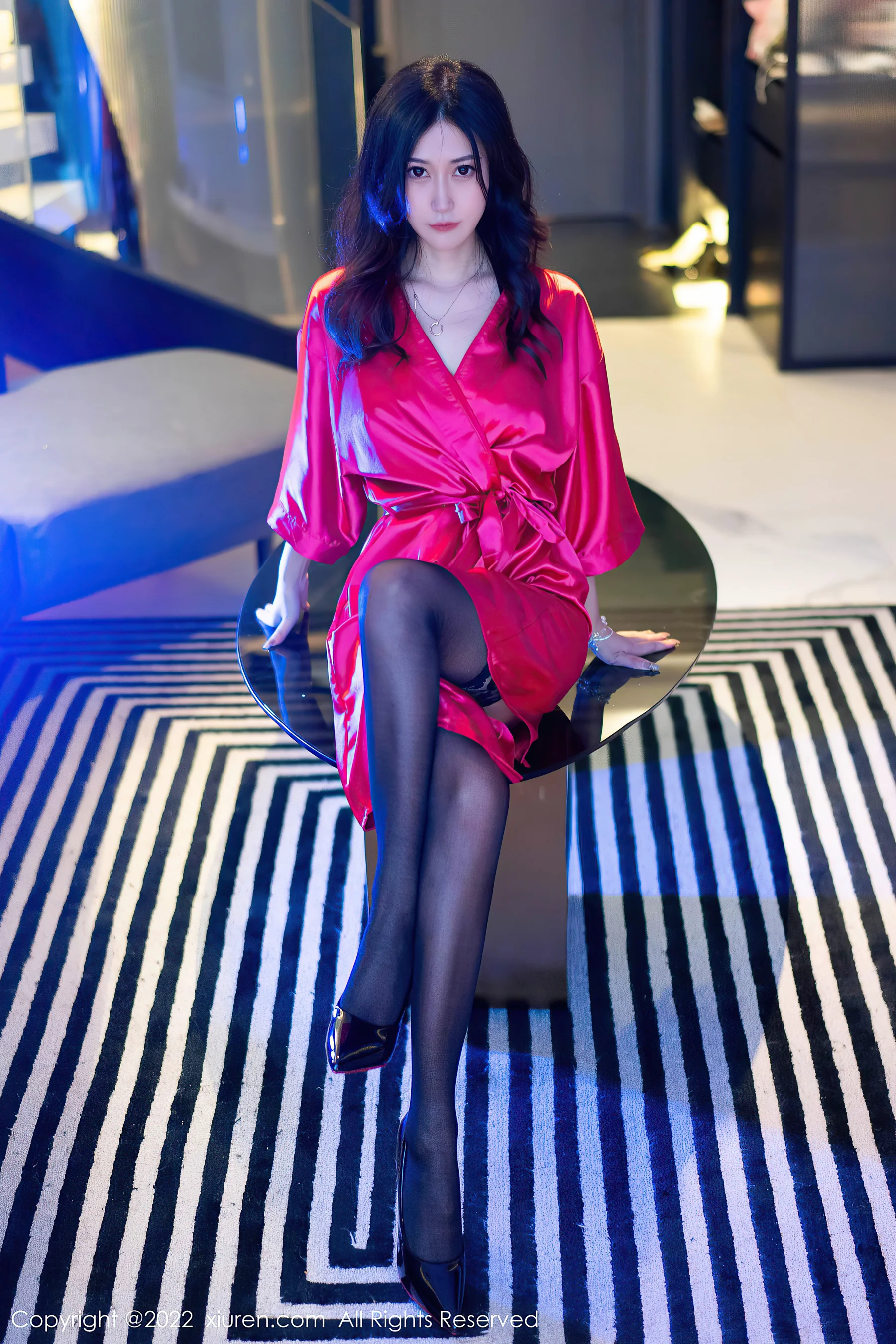 [XiuRen秀人网] No.5586 laura阿姣 黑丝美腿 - 爱照片
