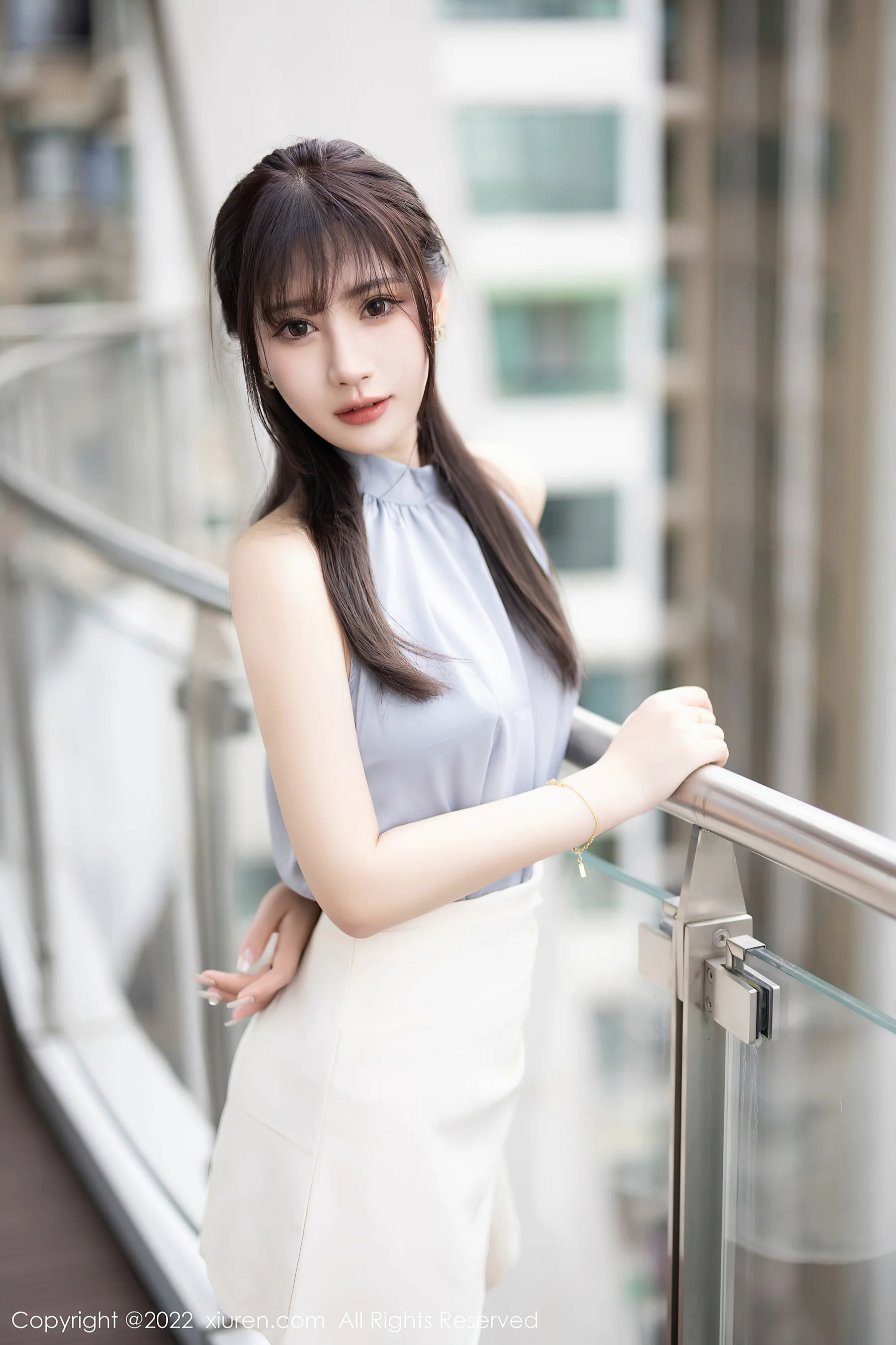 [XiuRen秀人网] No.5606 张欣欣 美臀短裙 - 爱照片