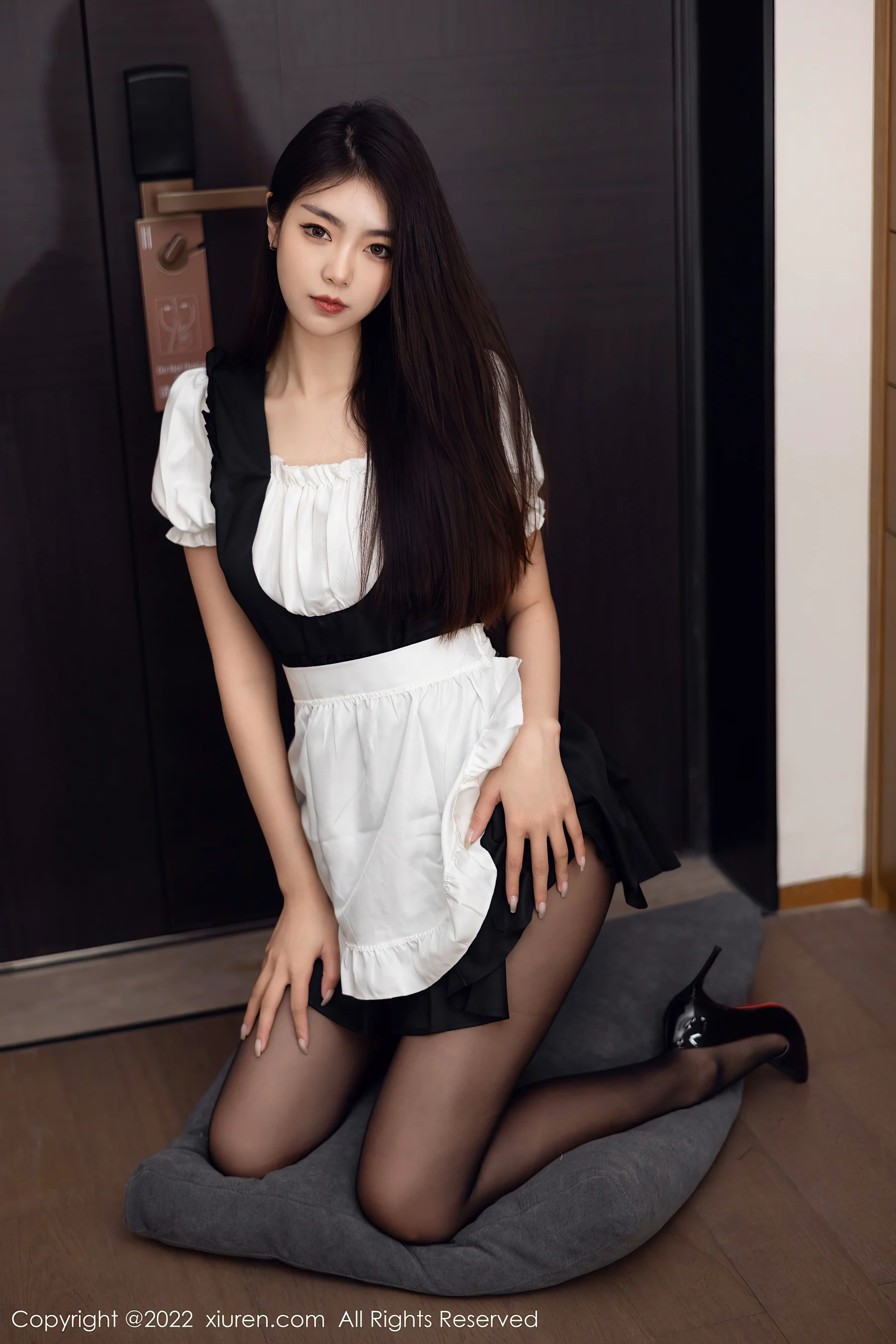 [XiuRen秀人网] No.5706 可樂Vicky 黑丝美腿 - 爱照片