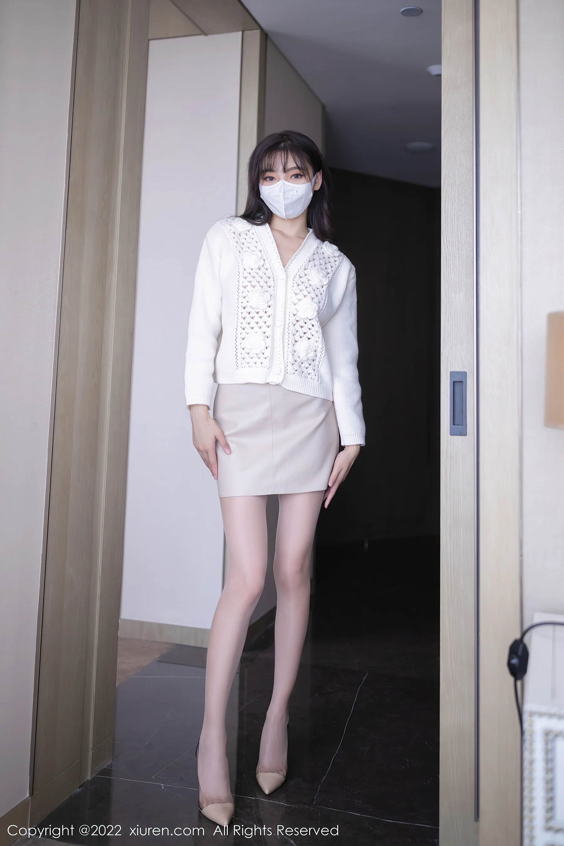 [XiuRen秀人网] No.5771 陆萱萱 短裙美腿 - 爱照片