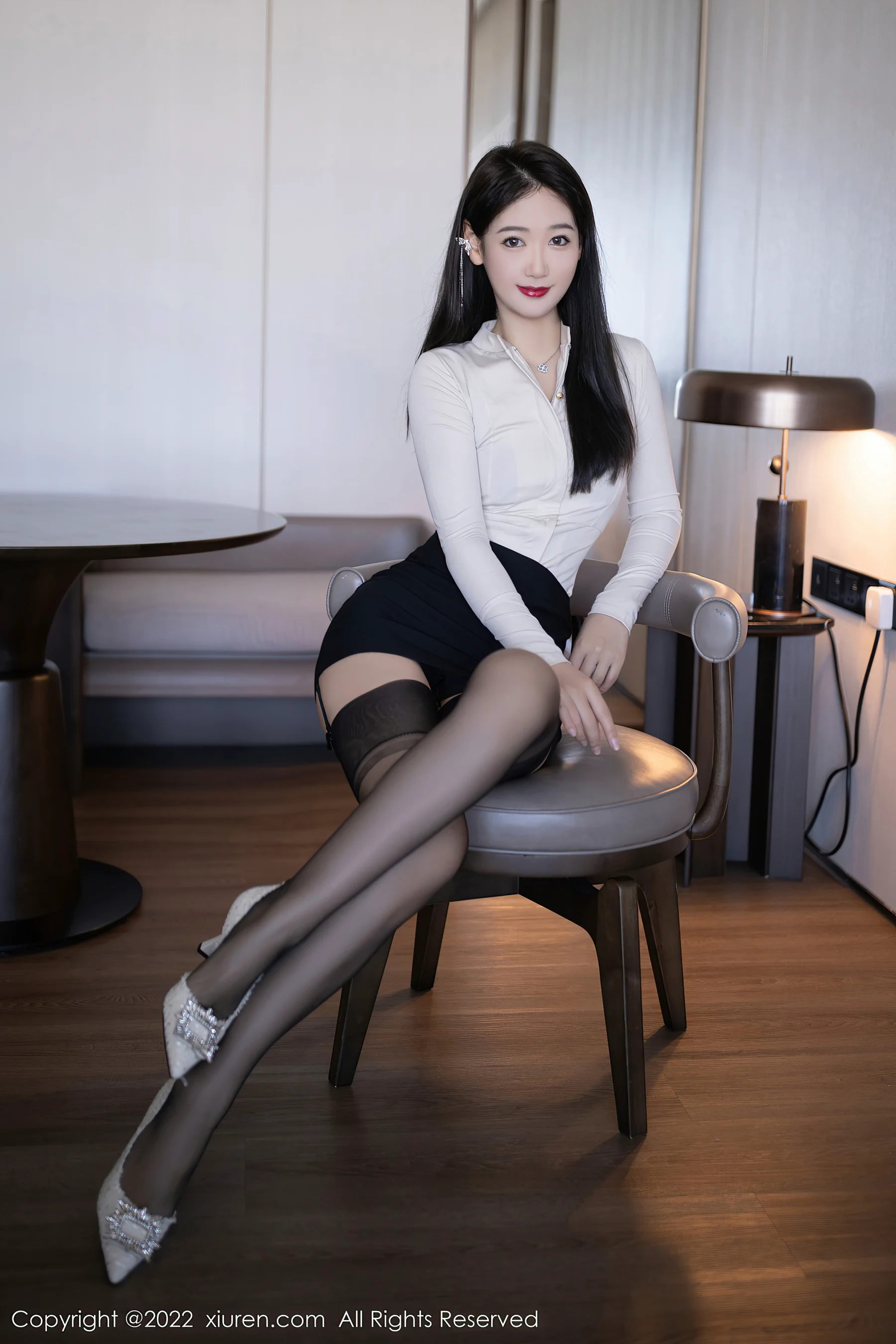[XiuRen秀人网] No.5986 唐安琪 短裙美腿 - 爱照片
