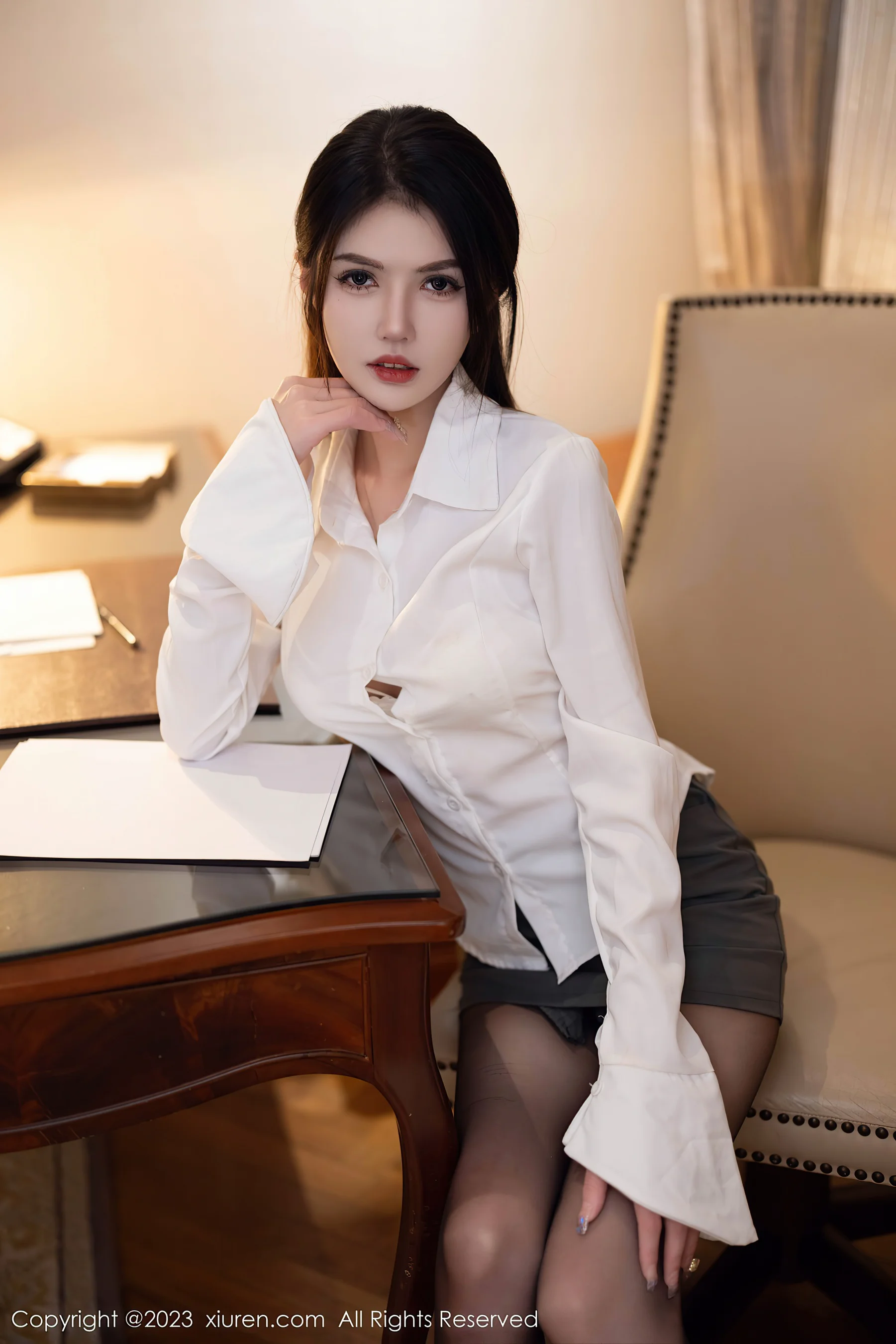 [XiuRen秀人网] No.6125 媛媛酱belle 短裙丝袜 - 爱照片