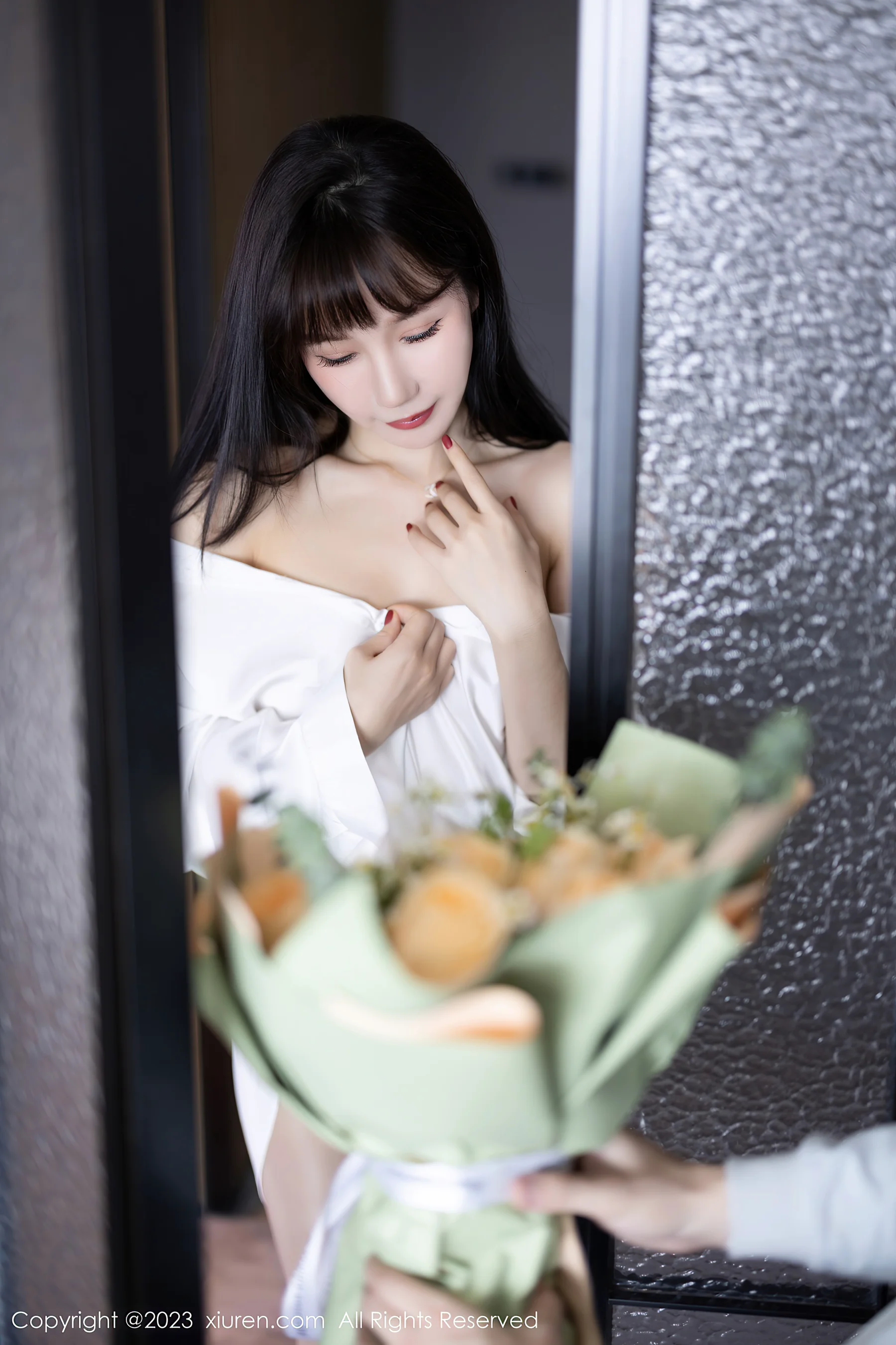 [XiuRen秀人网] No.6153 波巧酱 丝袜美腿 - 爱照片