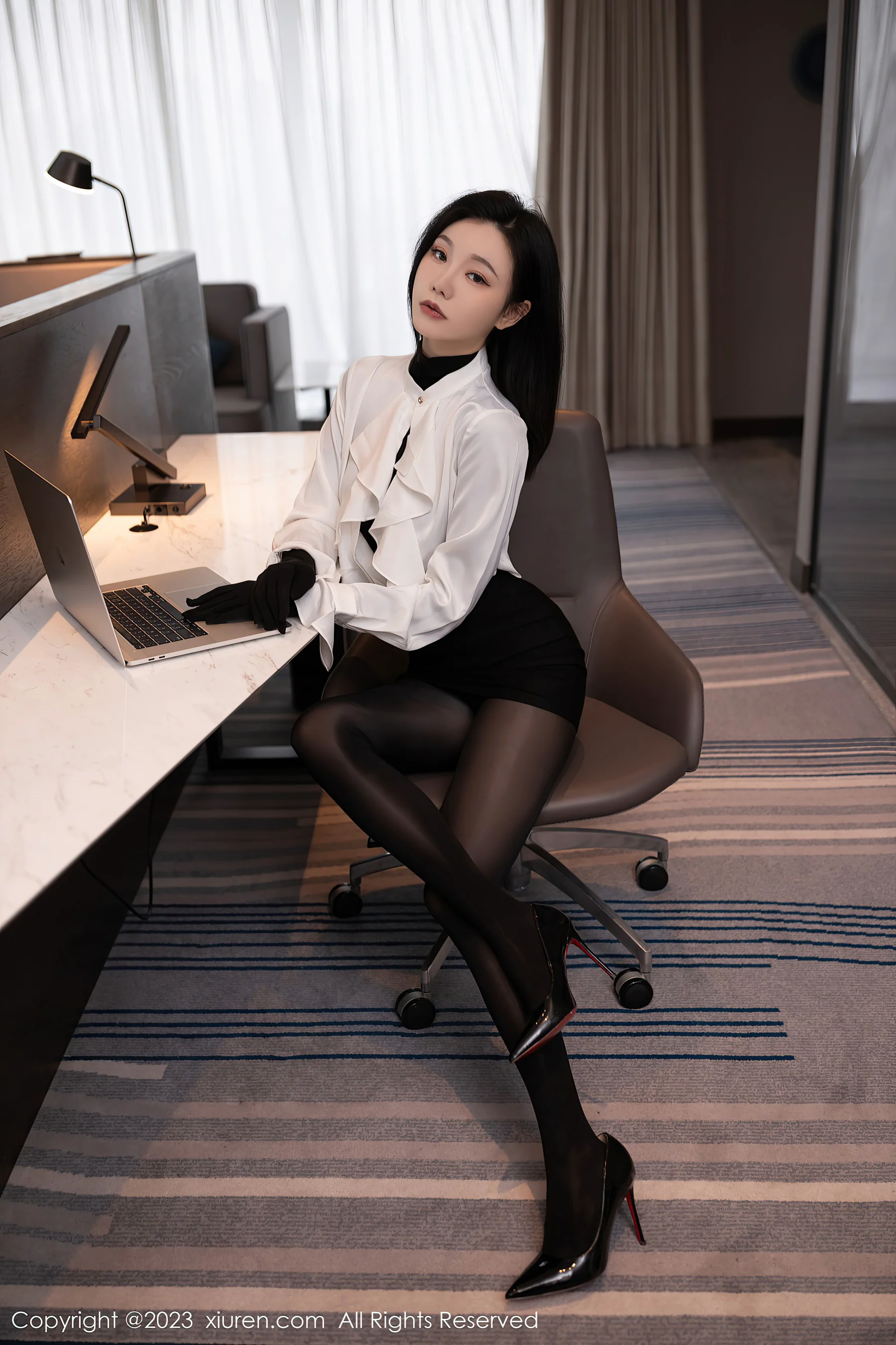 [XiuRen秀人网] No.6185 安然anran 连体衣美臀 - 爱照片
