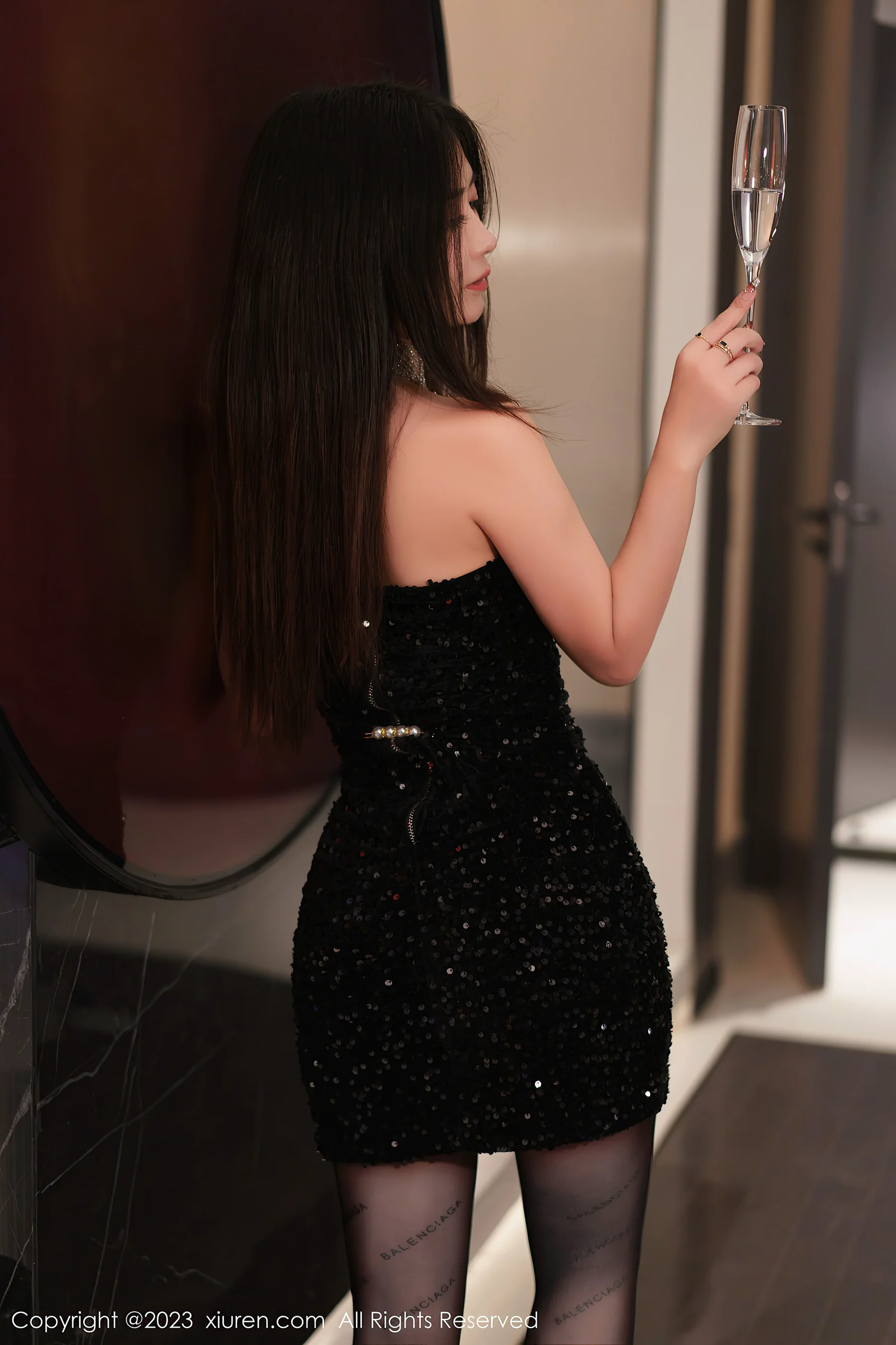 [XiuRen秀人网] No.6244 laura阿姣 黑丝美腿 - 爱照片